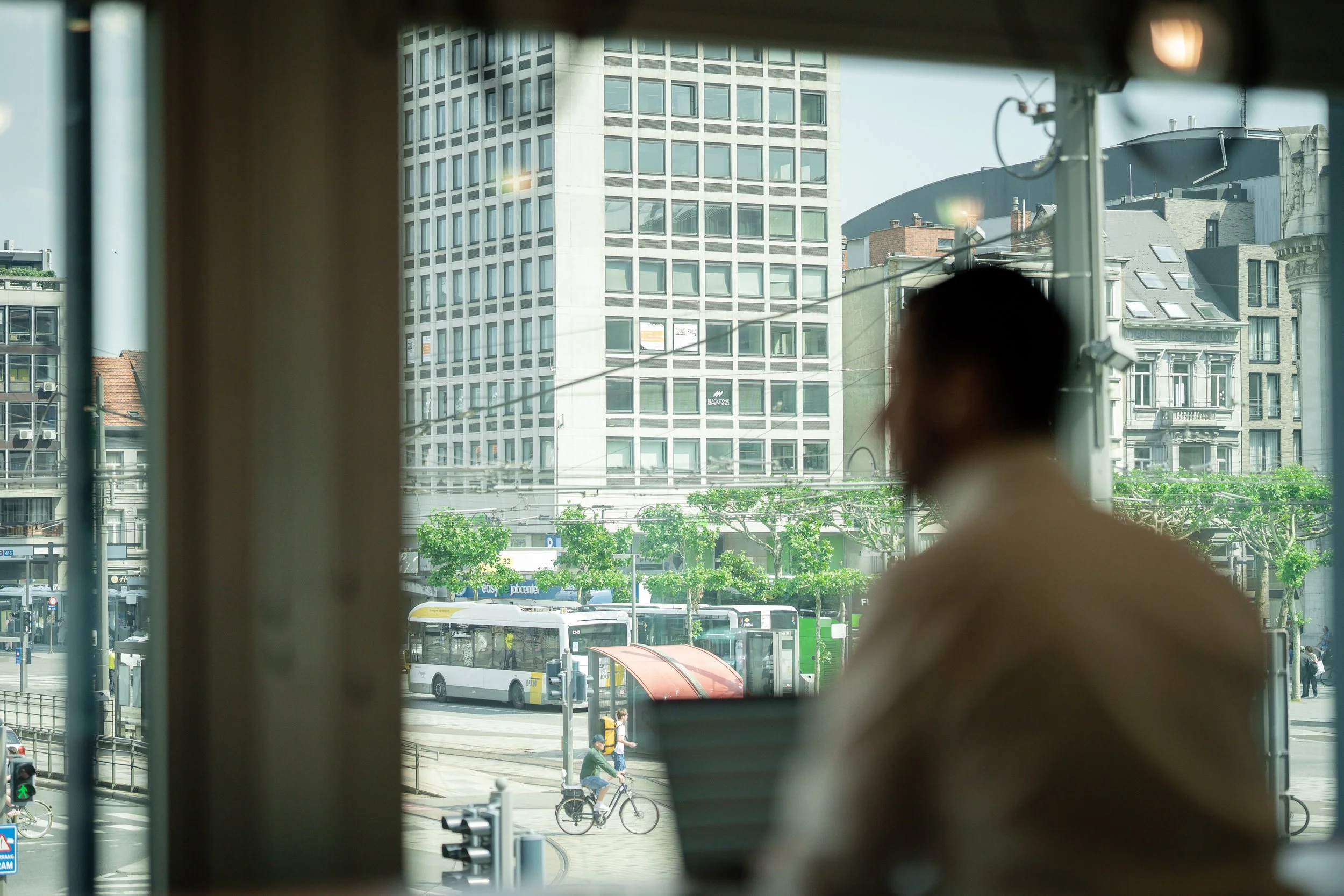 Minimalistisch detailbeeld dat leiderschap, focus en positionering uitstraalt