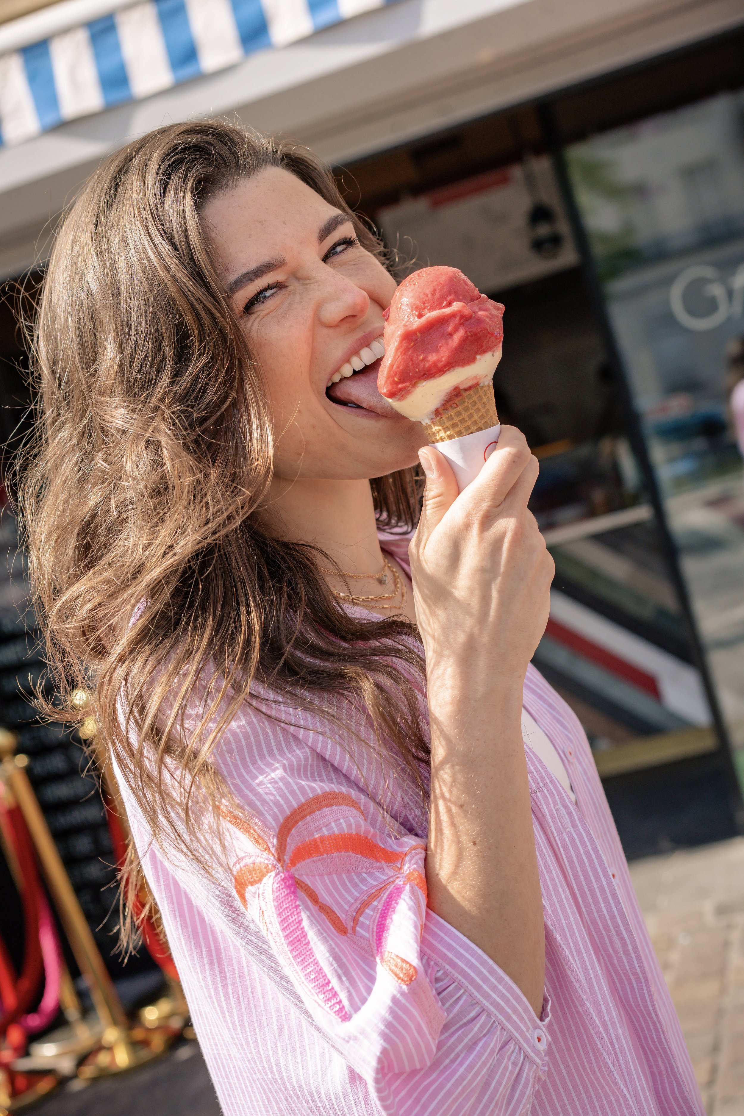 Lichte en frisse brandbeelden voor LolaLiza, gefotografeerd in een zomerse setting