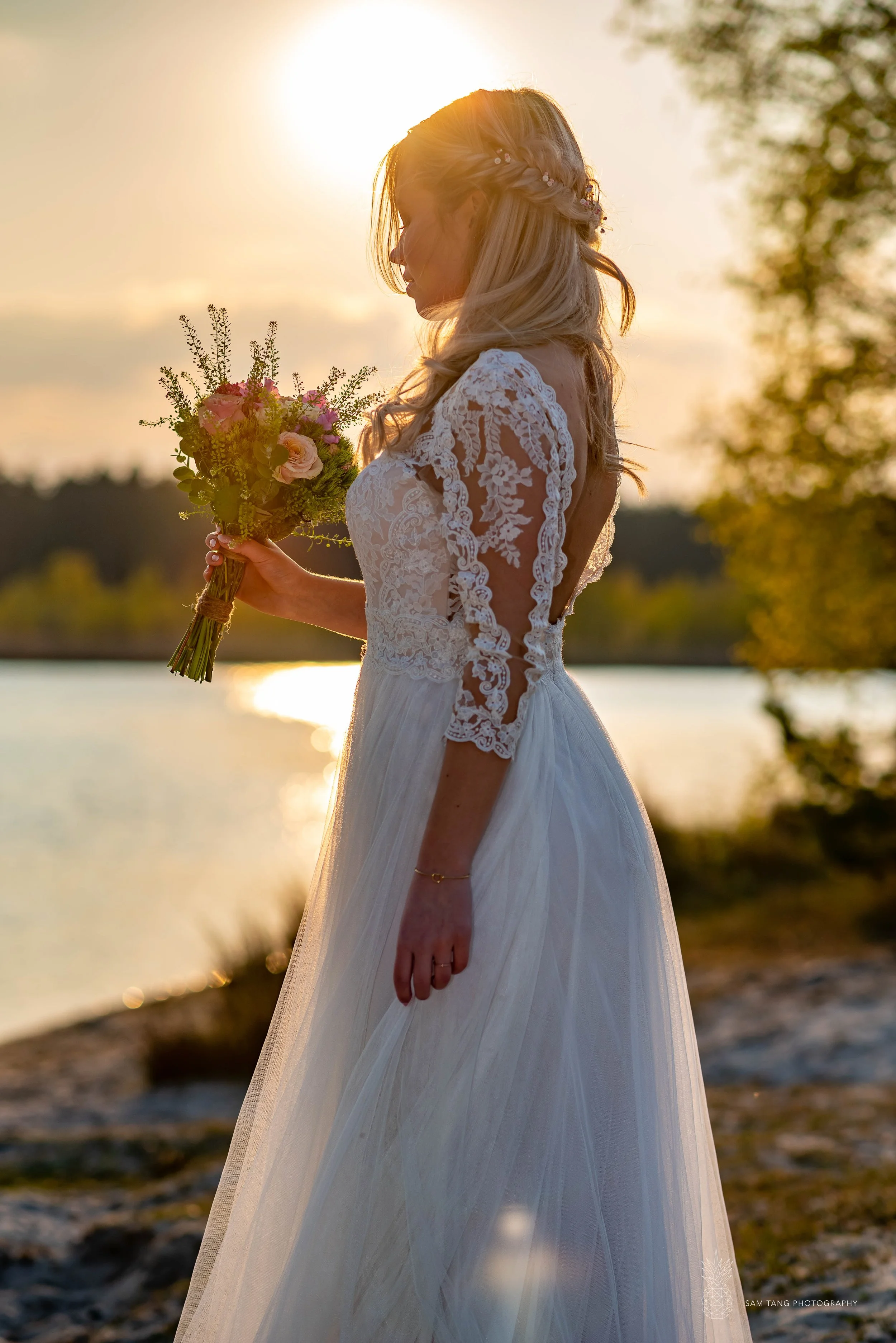 Artistieke trouwfotografie met focus op emotie en licht tijdens zomerbruiloft