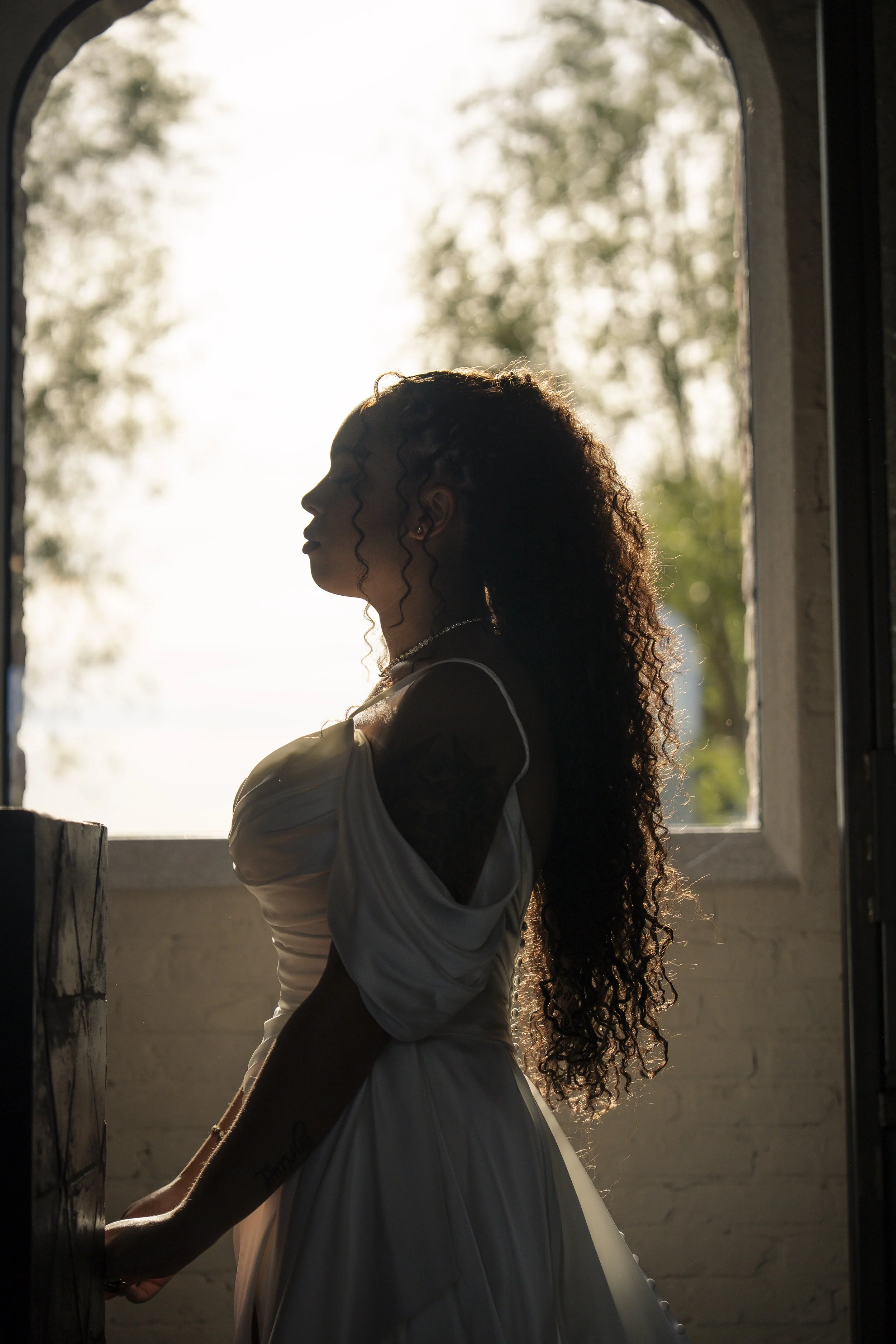 Bruiloft in de zomer met warme kleuren, licht en ontspannen sfeer