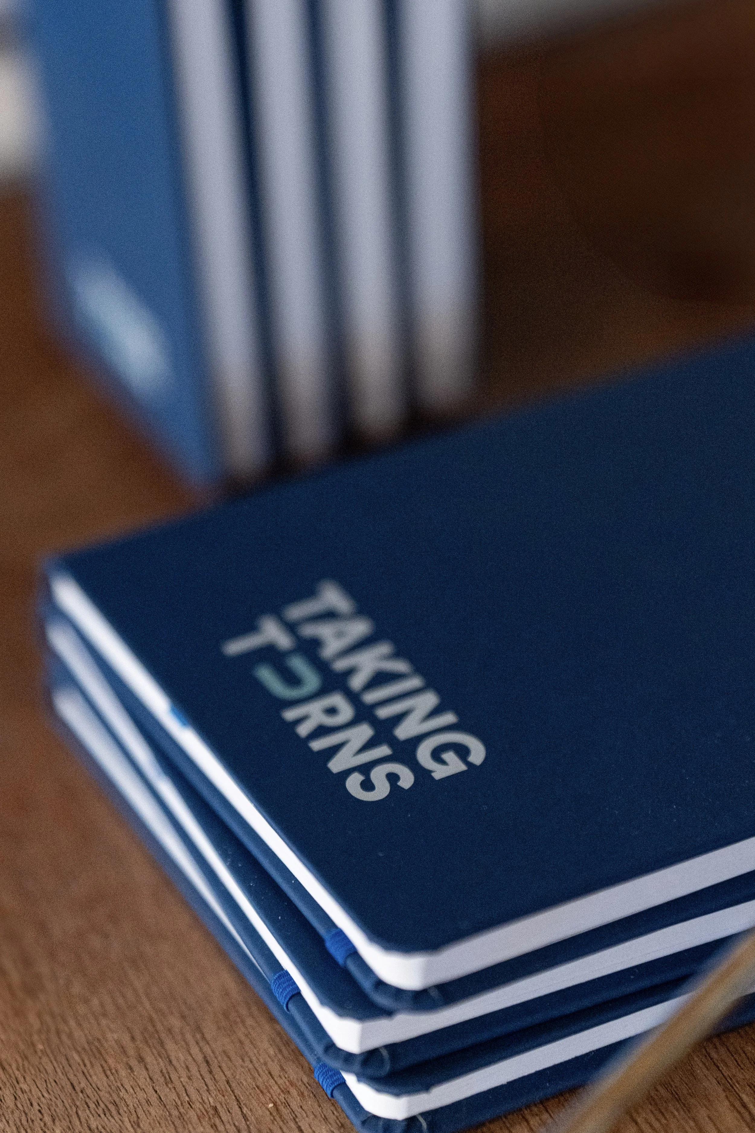 Minimalistische en professionele beeldtaal tijdens shoot voor Taking Turns