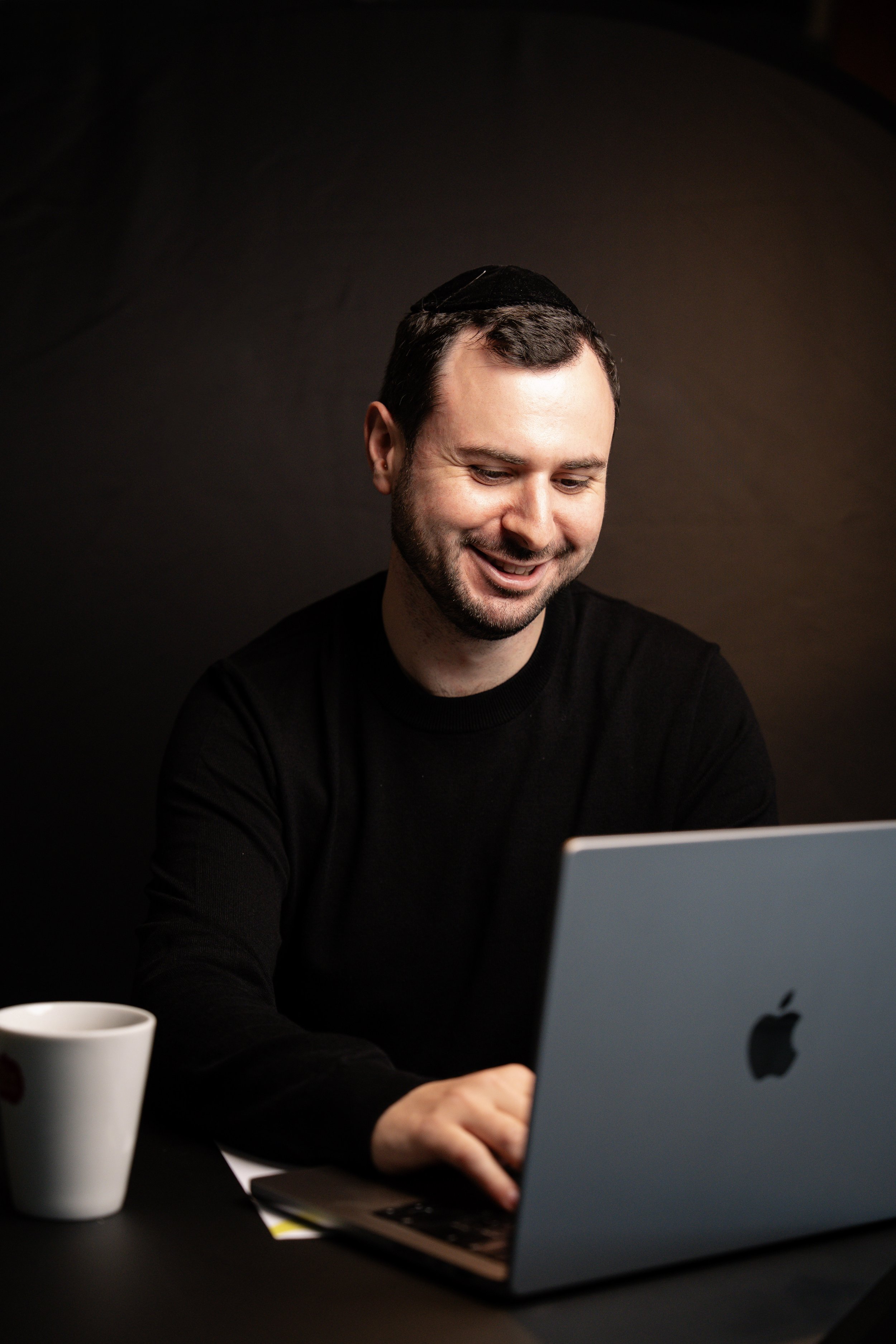 Portret van Elliott Stimler, oprichter van CEO Branding, in een rustige en professionele setting