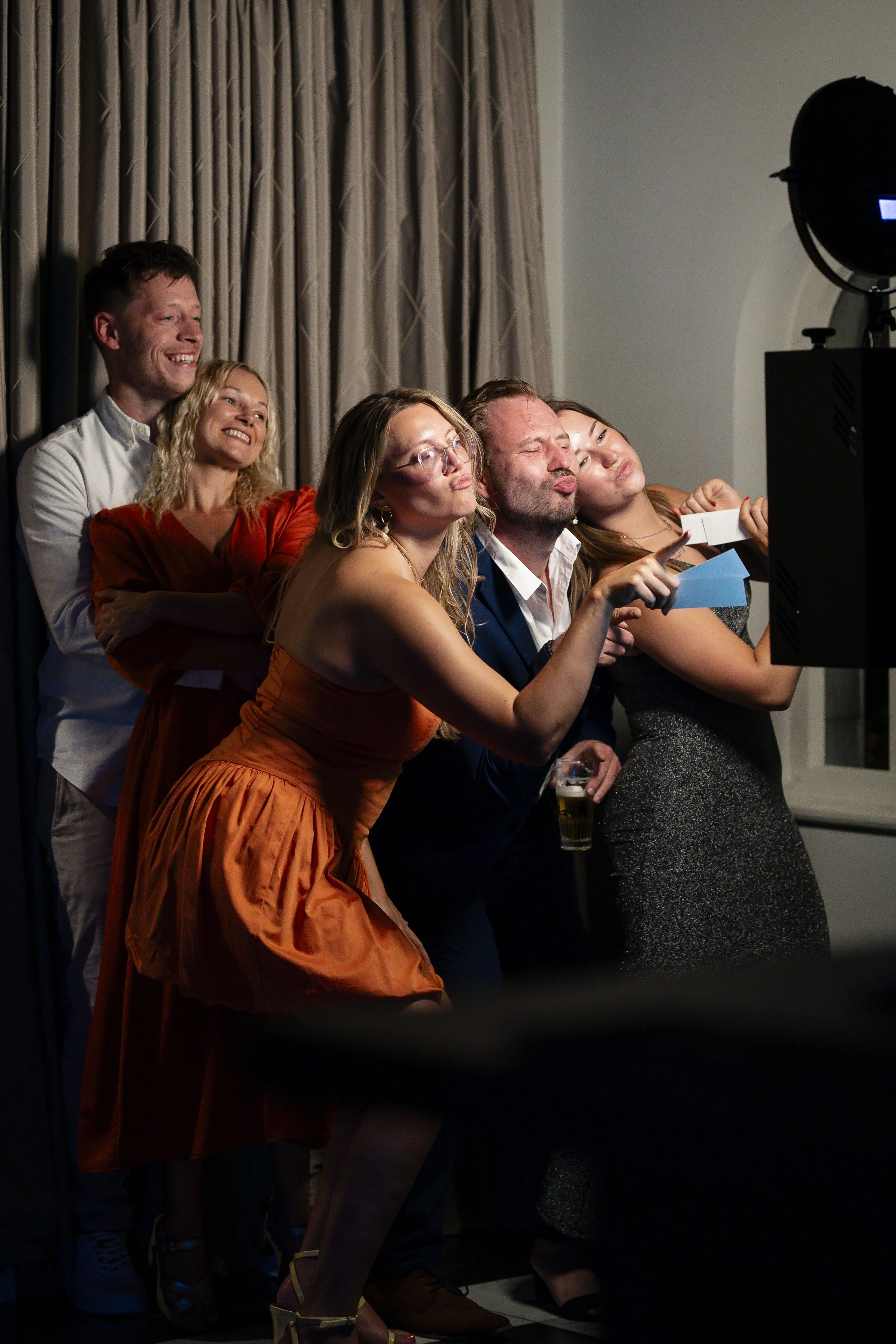 Sfeervol avondfeest tijdens huwelijk met focus op beleving, licht en echte momenten in plaats van poses