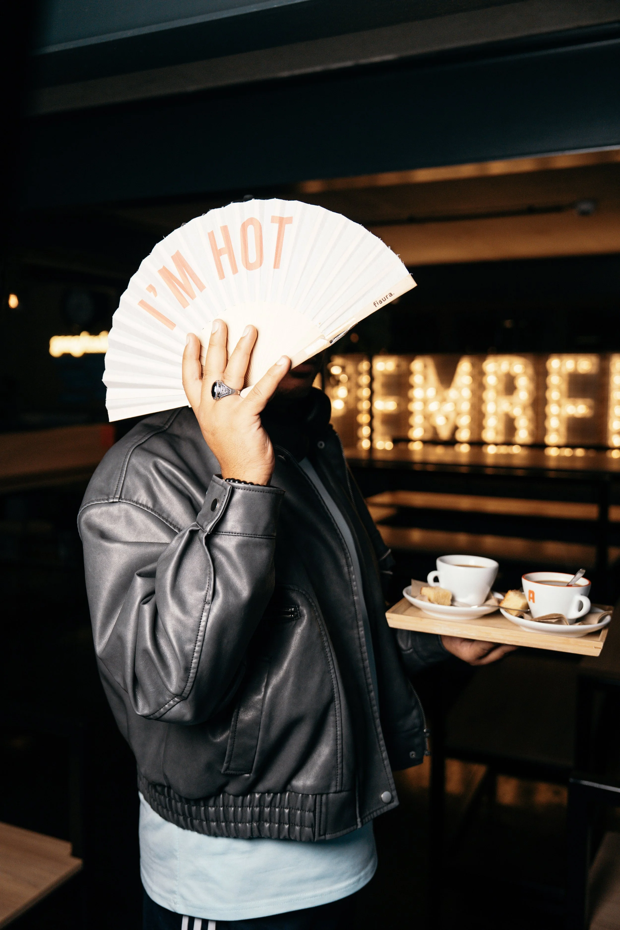 Sfeervolle brandfoto van Soulmade Coffee koffiekopje in natuurlijke setting