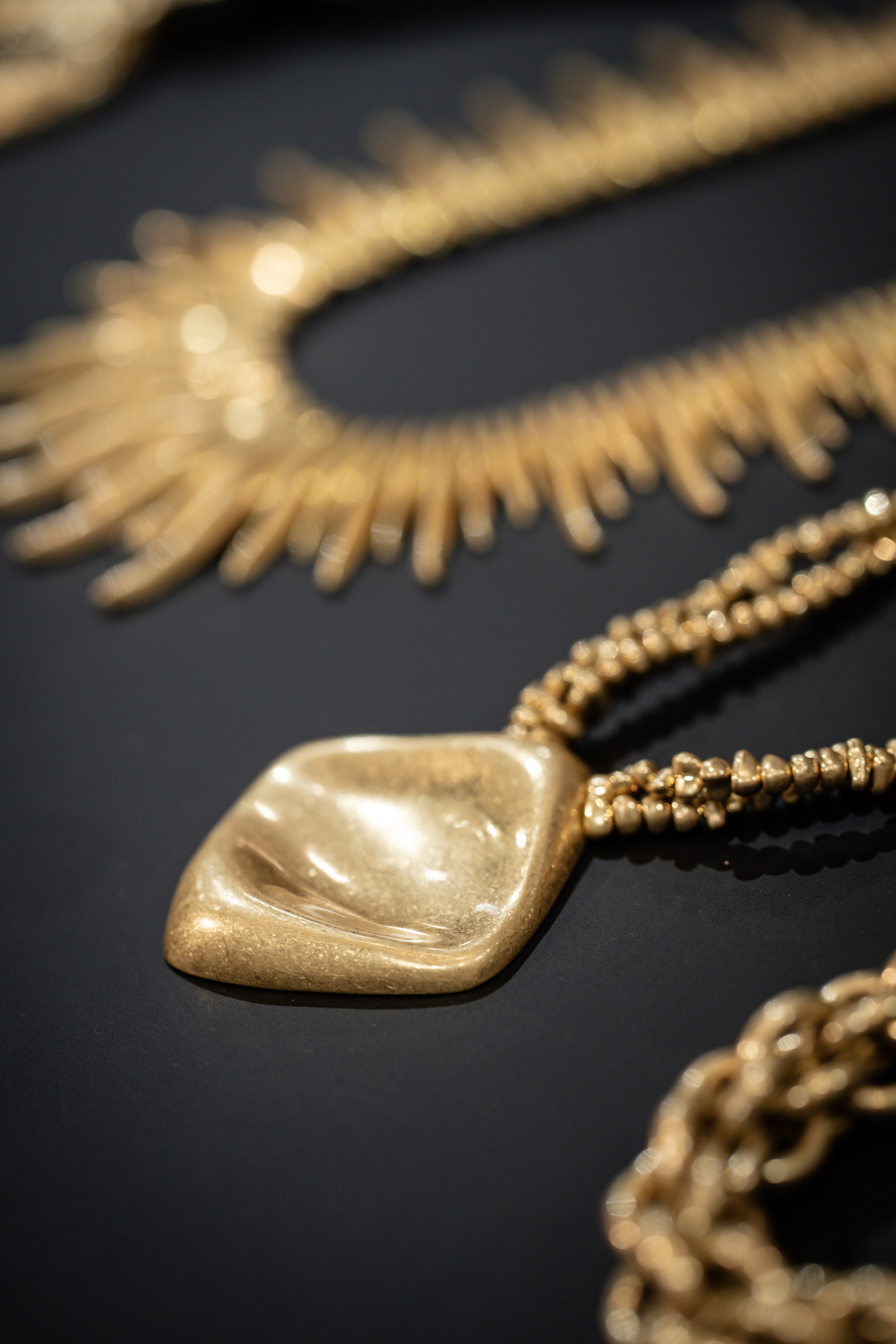 Close-up van texturen en materialen die de identiteit van fashionmerken versterken.