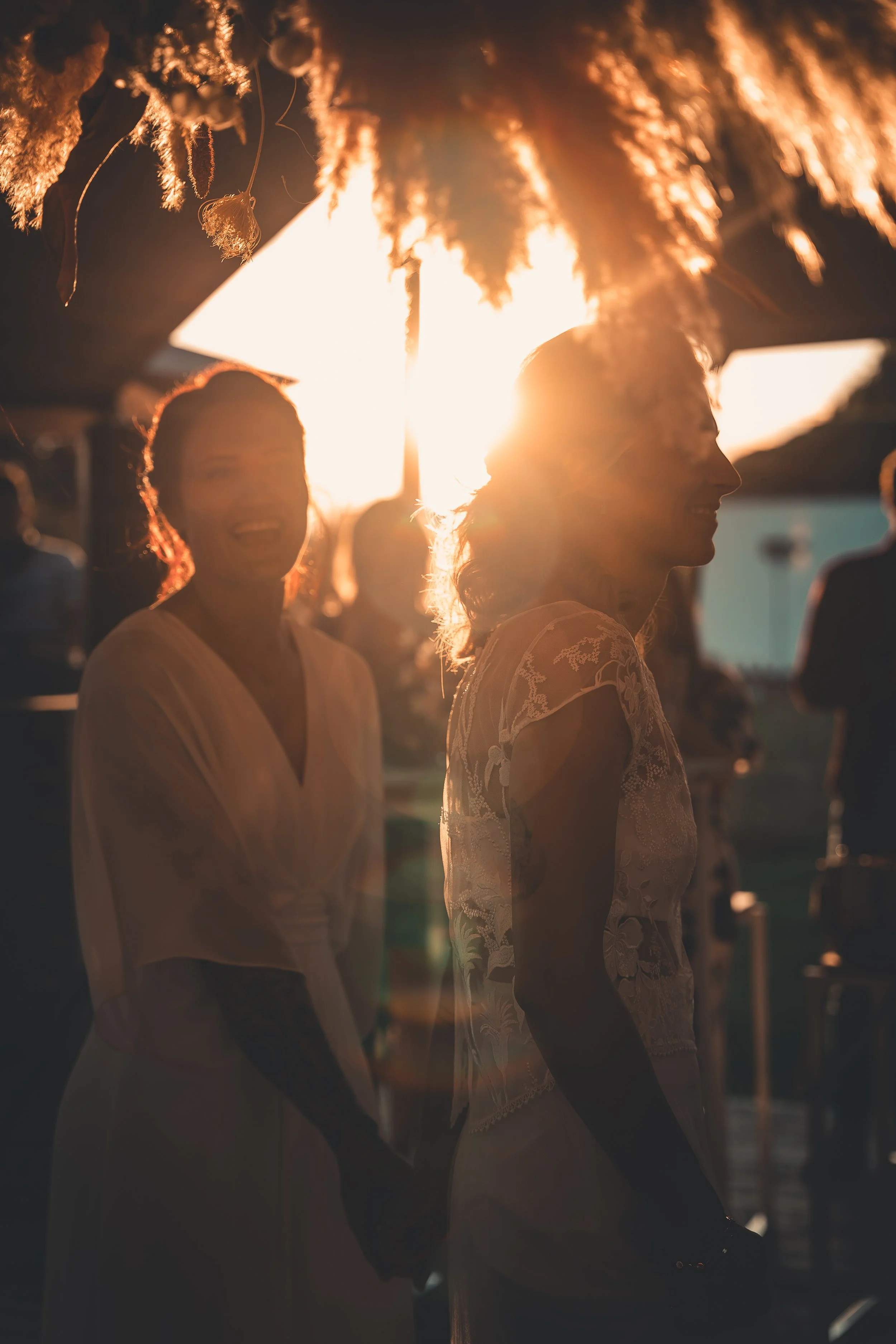 Zomerse trouwreportage met bruidspaar tijdens golden hour in warm avondlicht
