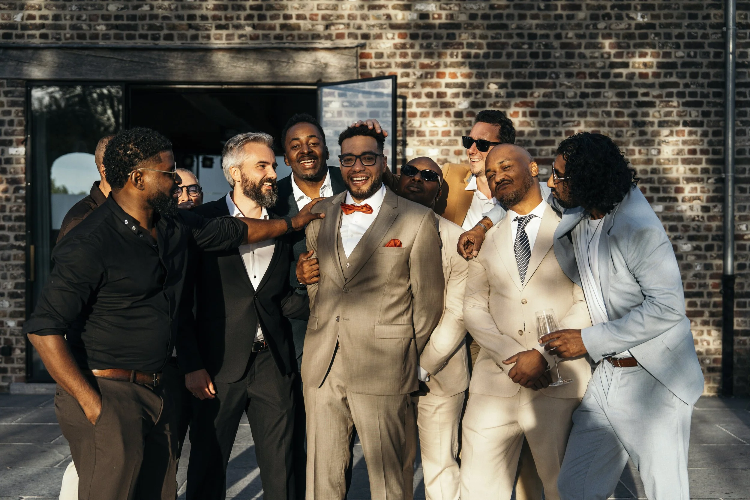 Spontane momenten op een zomers trouwfeest vastgelegd in natuurlijke stijl