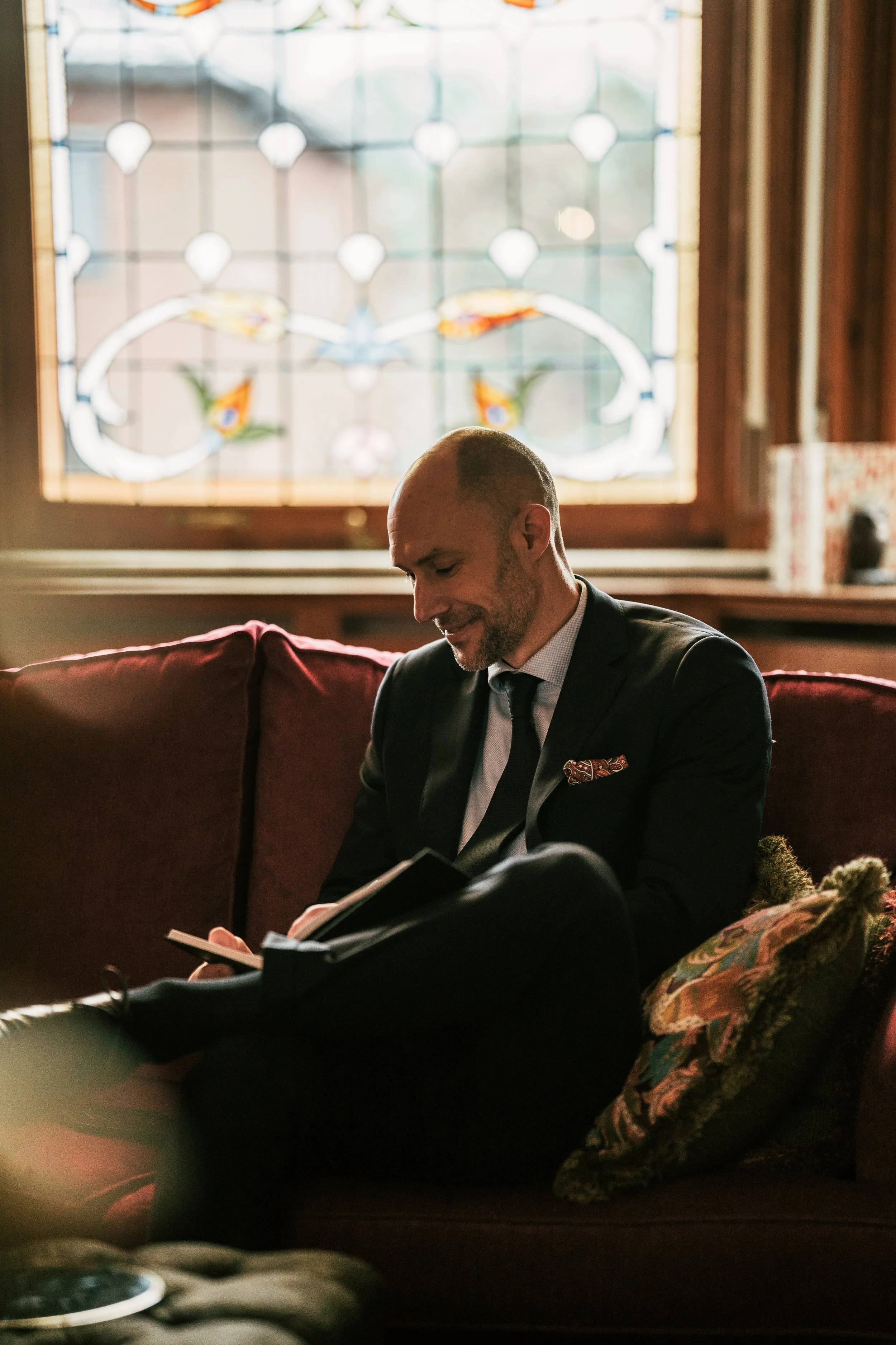 Spontane momenten op een zomers trouwfeest vastgelegd in natuurlijke stijl