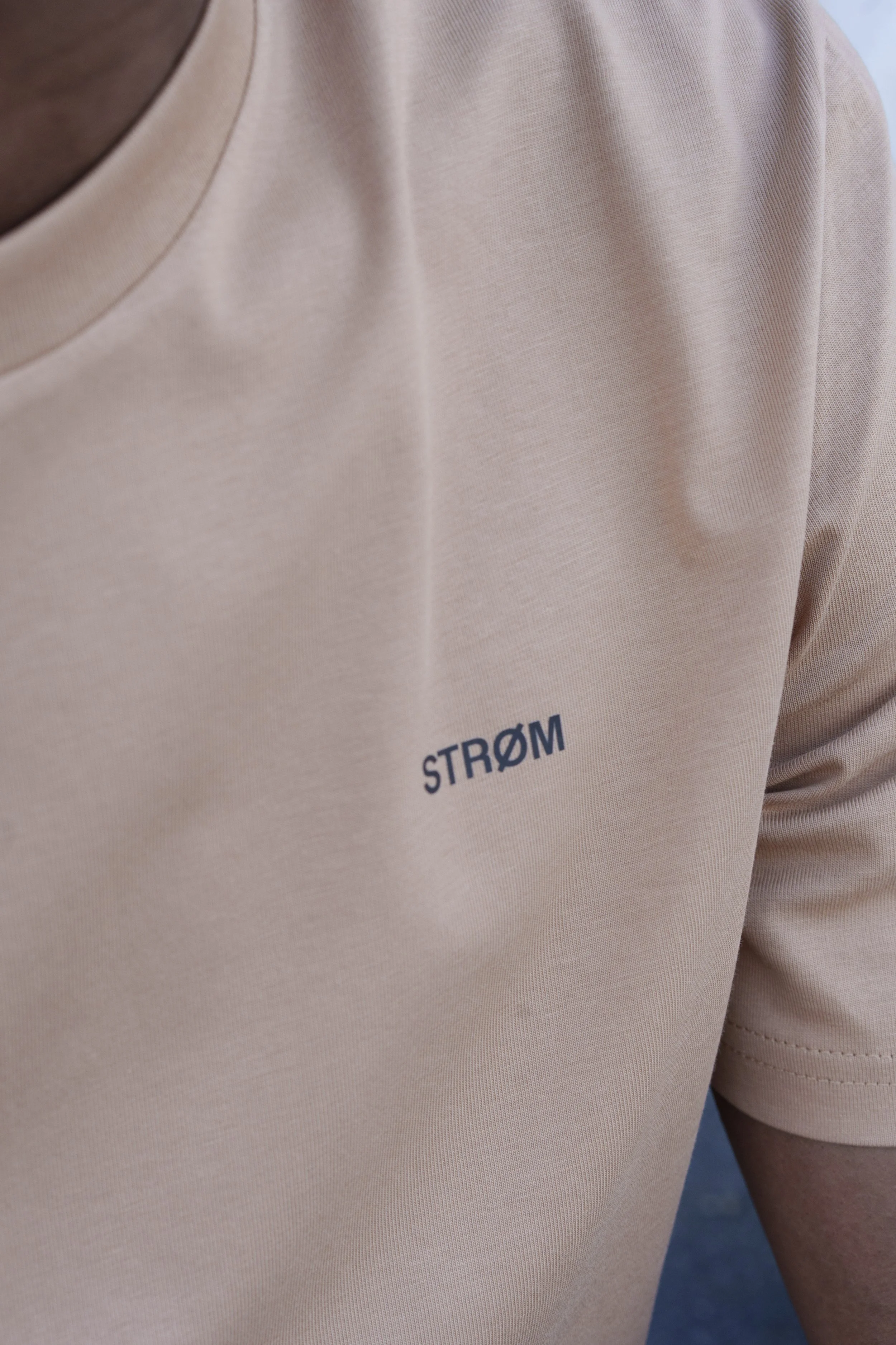 Detailshot van STRØM outfit met rustige styling en tijdloze uitstraling