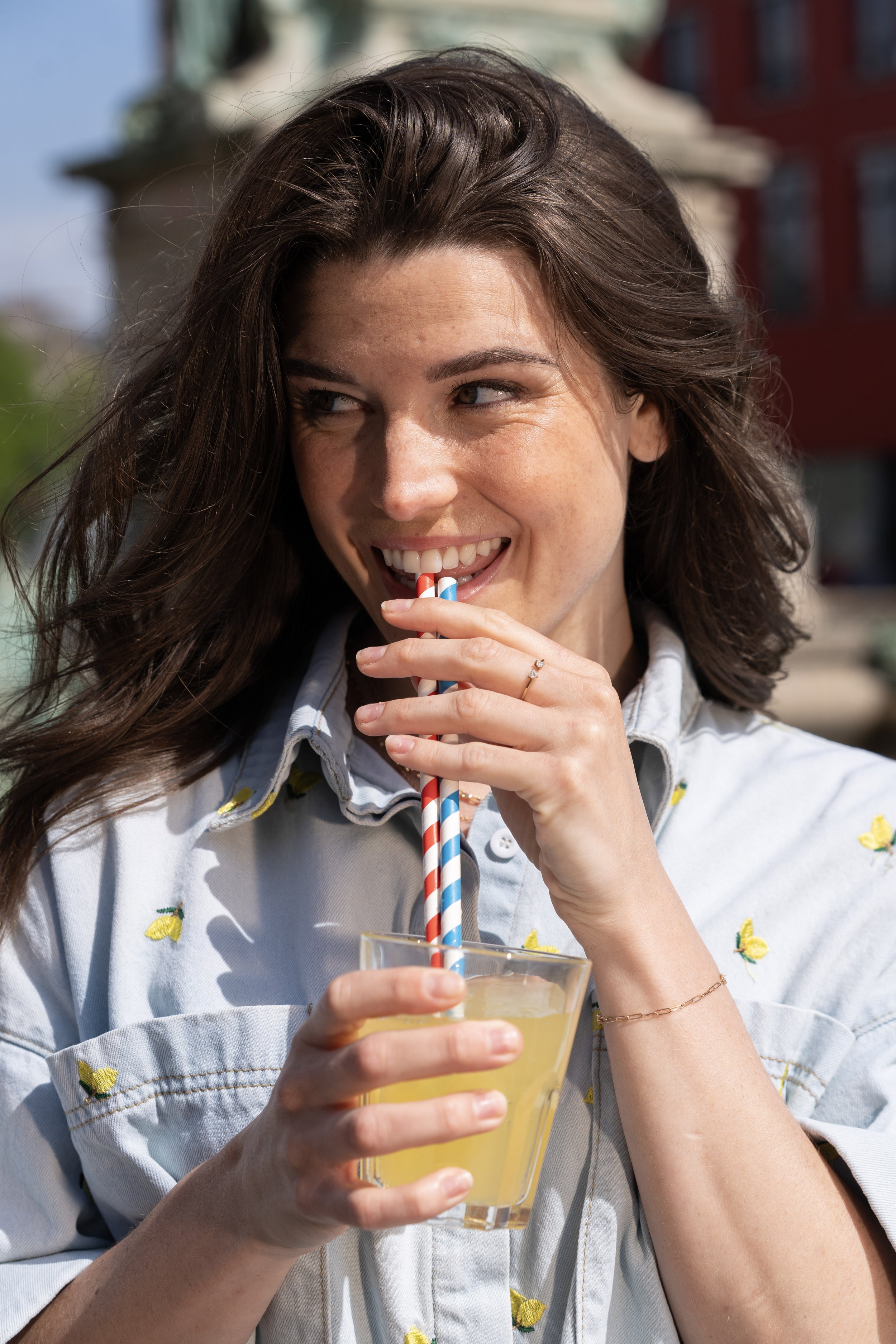 Zomerse fashion shoot voor LolaLiza met natuurlijk licht en lichte kleuren