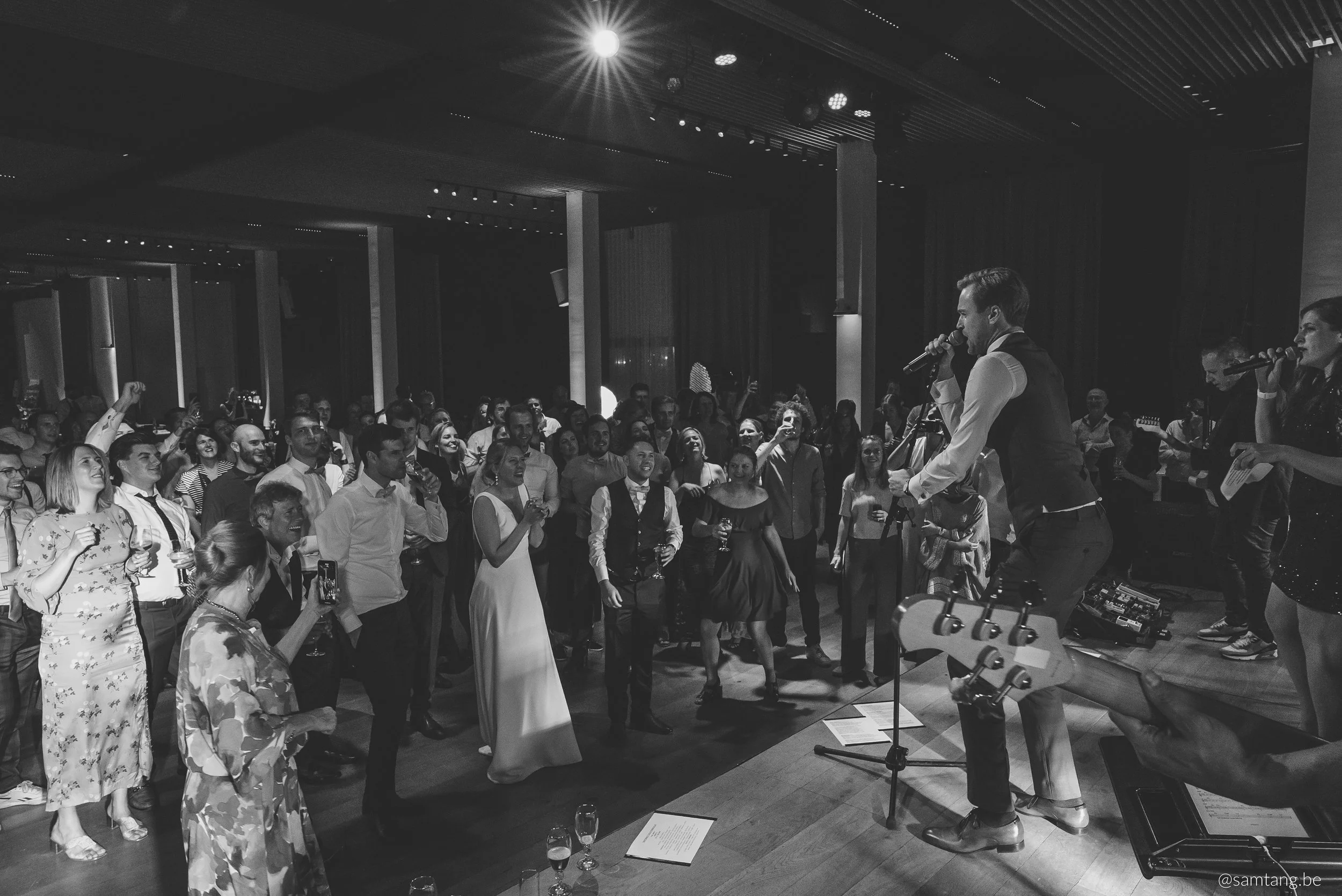 Spontane huwelijksmomenten op de dansvloer waarbij emoties en connectie centraal staan, vastgelegd in warme trouwfotografie