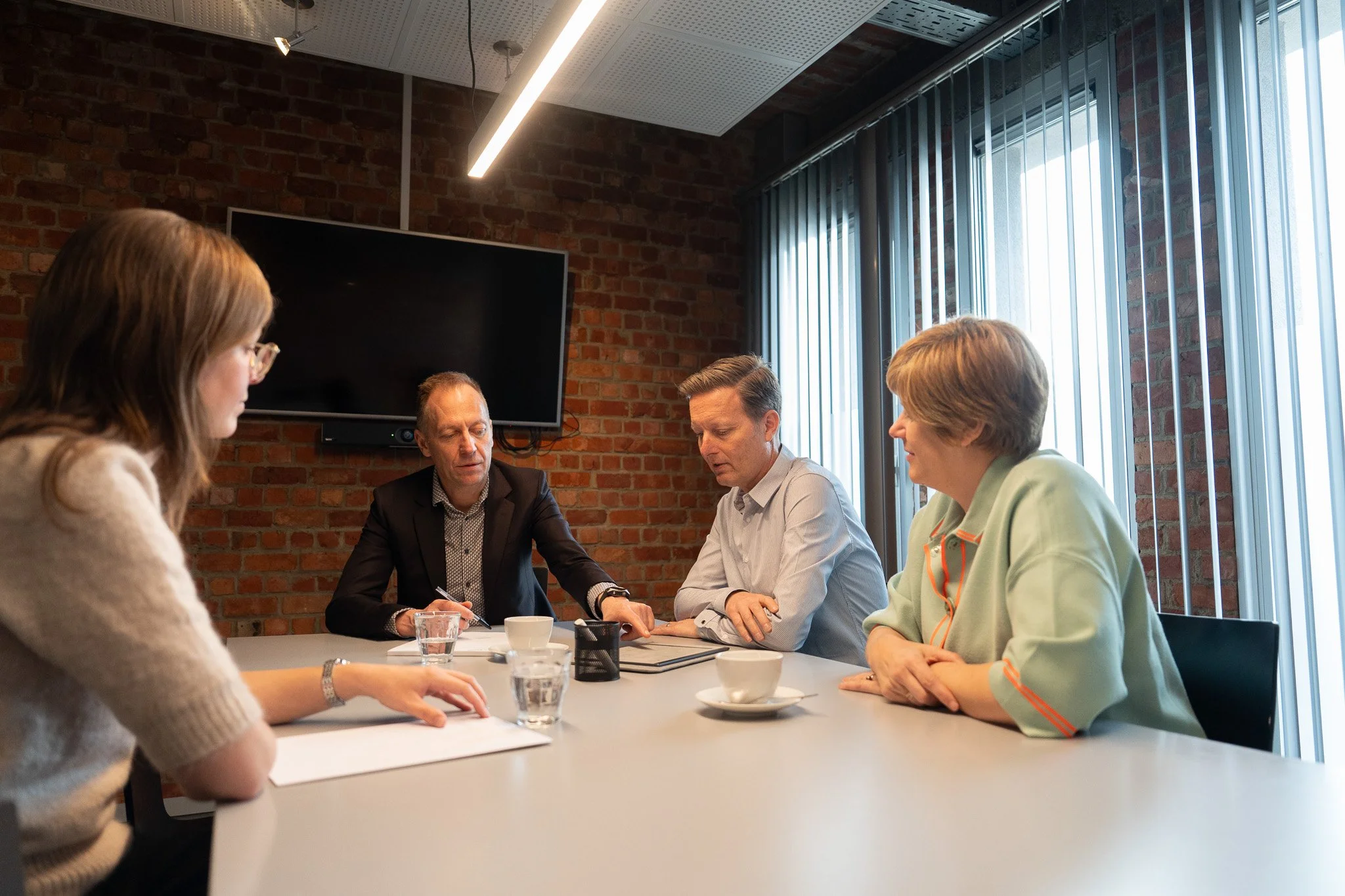 Teamoverleg binnen een modern advocatenkantoor