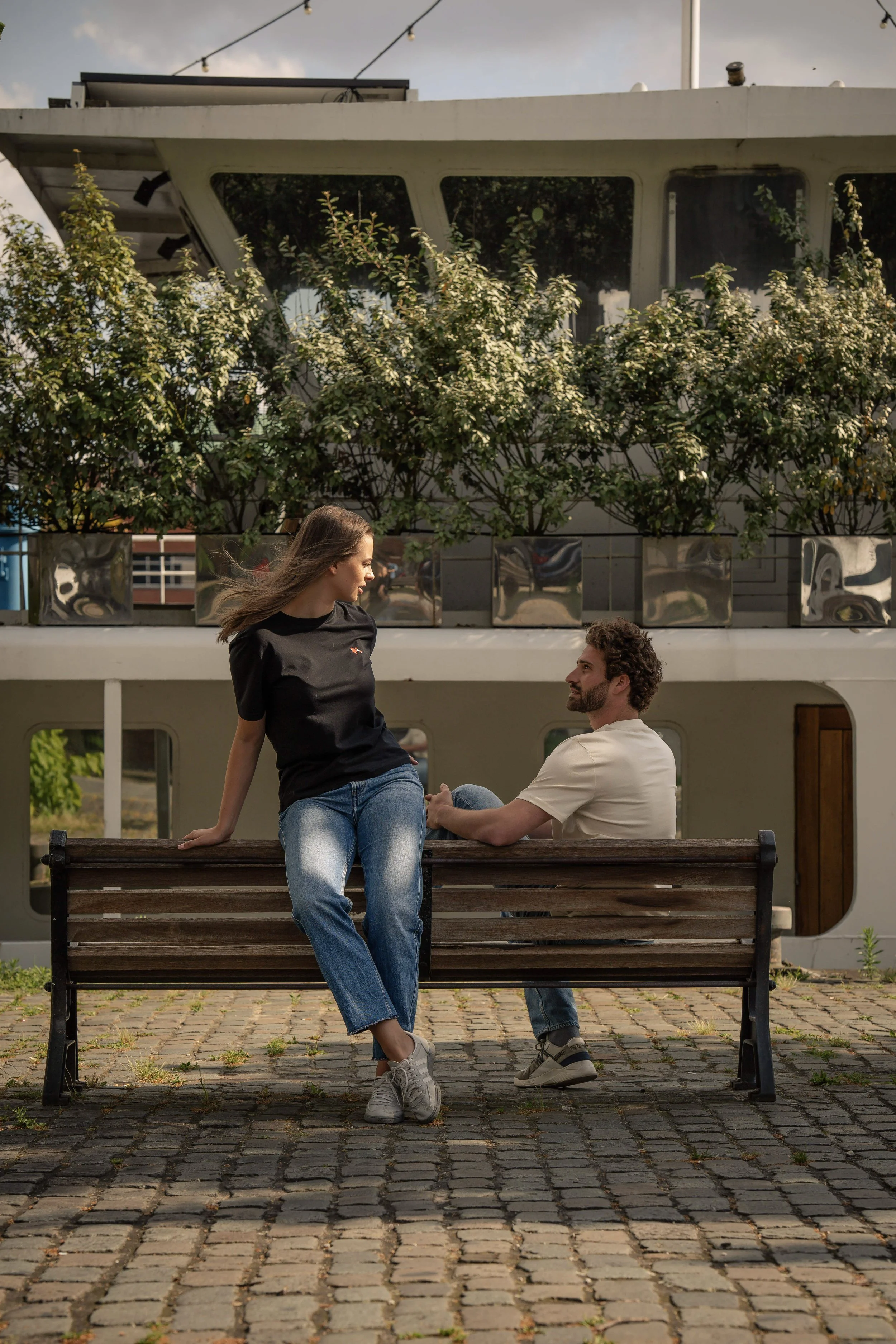 Minimalistische mode van STRØM met focus op silhouet en textuur