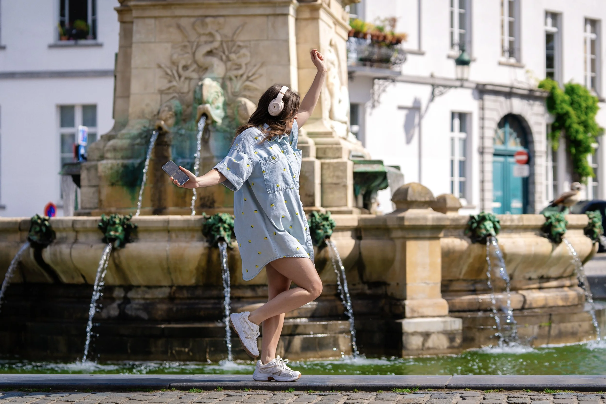 Model in beweging tijdens een zomershoot die het merkgevoel van LolaLiza versterkt