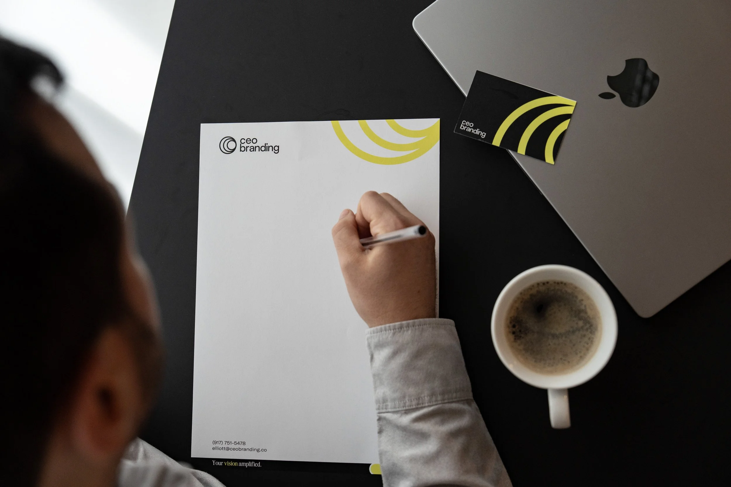 Minimalistisch detailbeeld dat leiderschap, focus en positionering uitstraalt