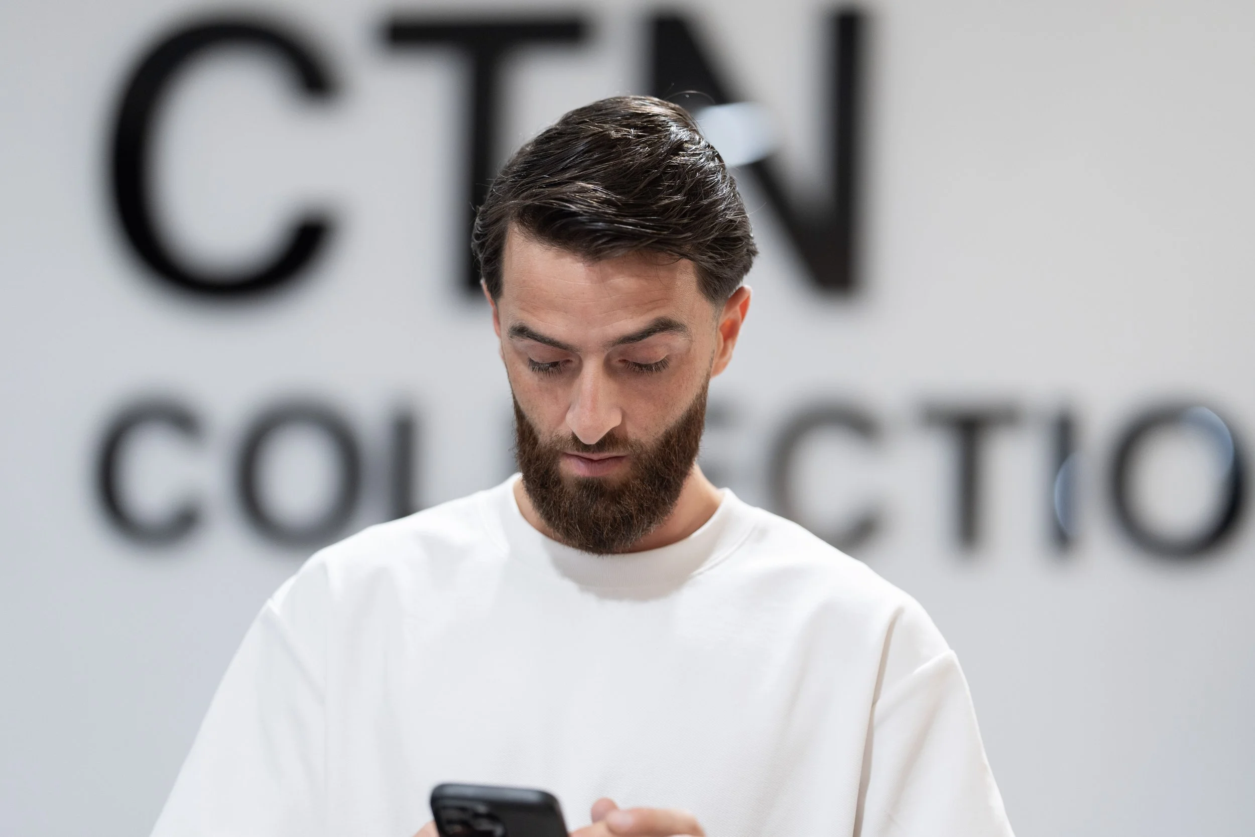 Fashionfotografie die de diversiteit van merken binnen Trademart weerspiegelt.