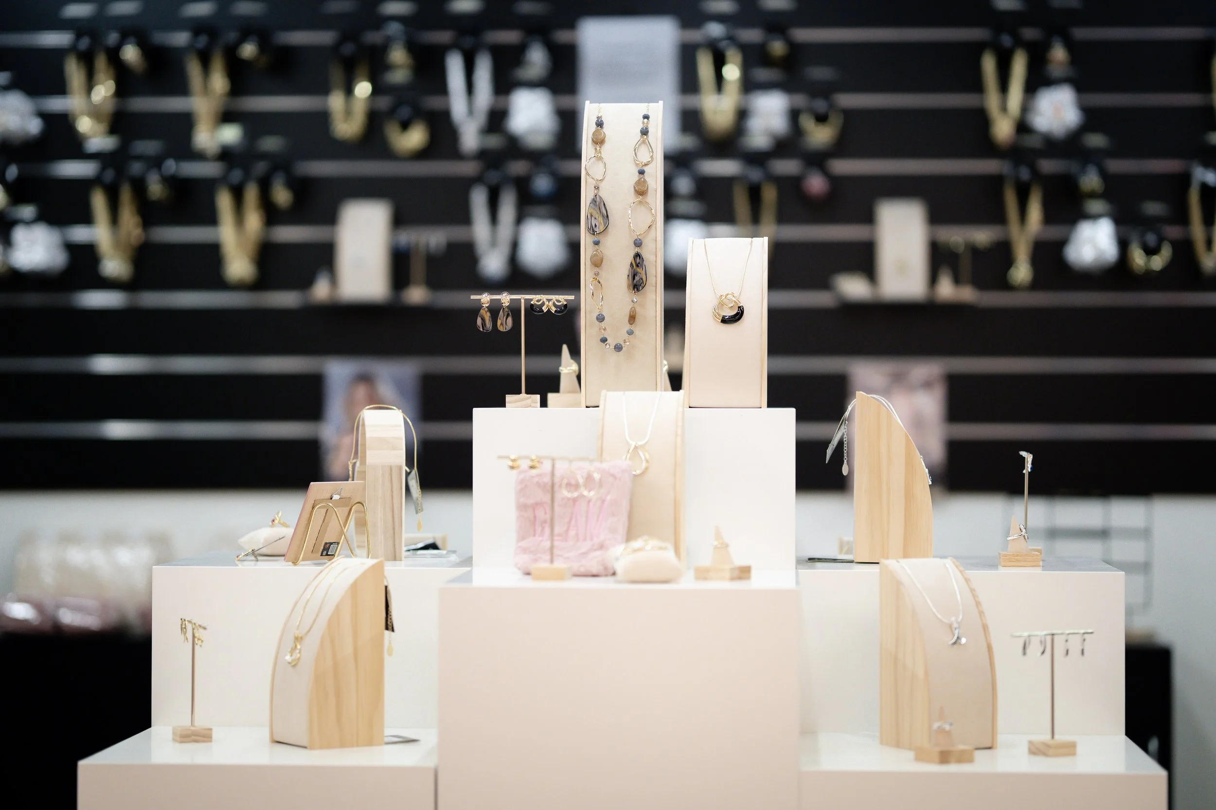 Detailshot van kleding en styling tijdens een brandshoot voor Trademart.