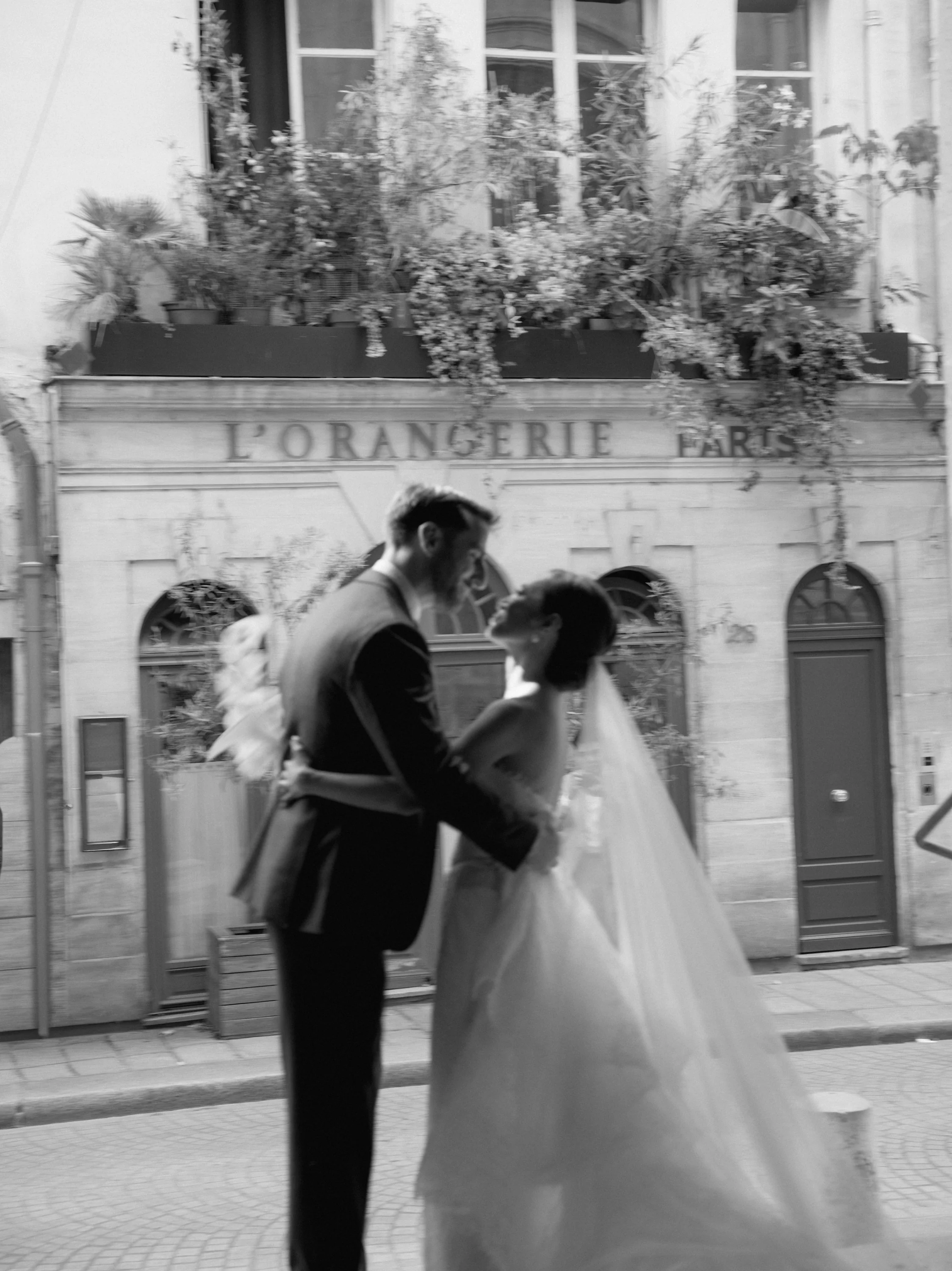 Paris Elopement Photographer: Your Ultimate City Guide