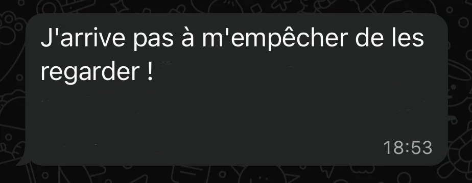 WhatsApp message in French reading, "J'arrive pas à m'empêcher de les regarder !" (I can't help but look at them!).