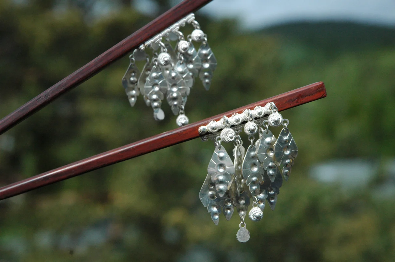 Bodkins with dangling leafs