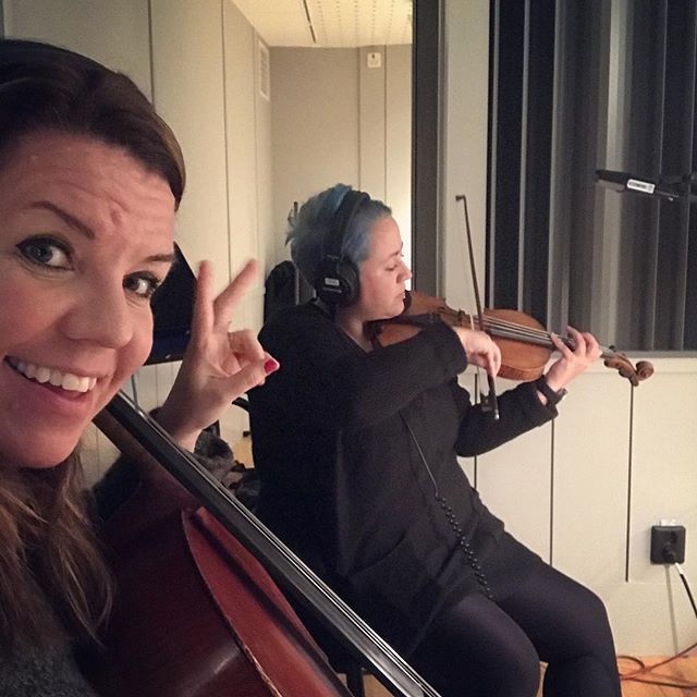 Hanna spelar fint och Anna tar &aring;t sig &auml;ran. (Precis som vanligt allts&aring;.)
Vi spelade in musik till pj&auml;sen &rdquo;de oroliga&rdquo; som snart har premi&auml;r p&aring; Dramaten. #dramaten ✨🎻