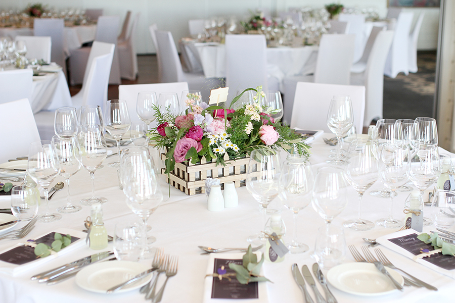 Brudeparet ønsket runde bord med sommerlige blomster og pynt i lillatoner