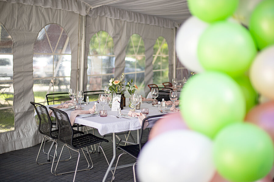  I teltet fikk vi plass til pyntede bord for over 80 gjester. Inngangen pyntet vi med ballongbue og lyslenke. 
