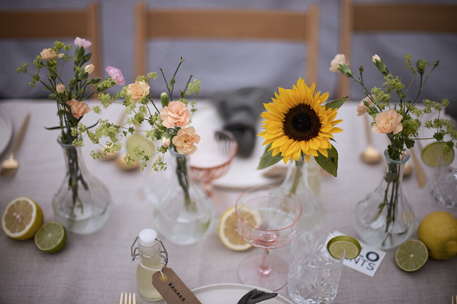  Vi brukte våre blanke, elegante vaser som passer til alt og dekorerte med friske blomster i  temafargene 