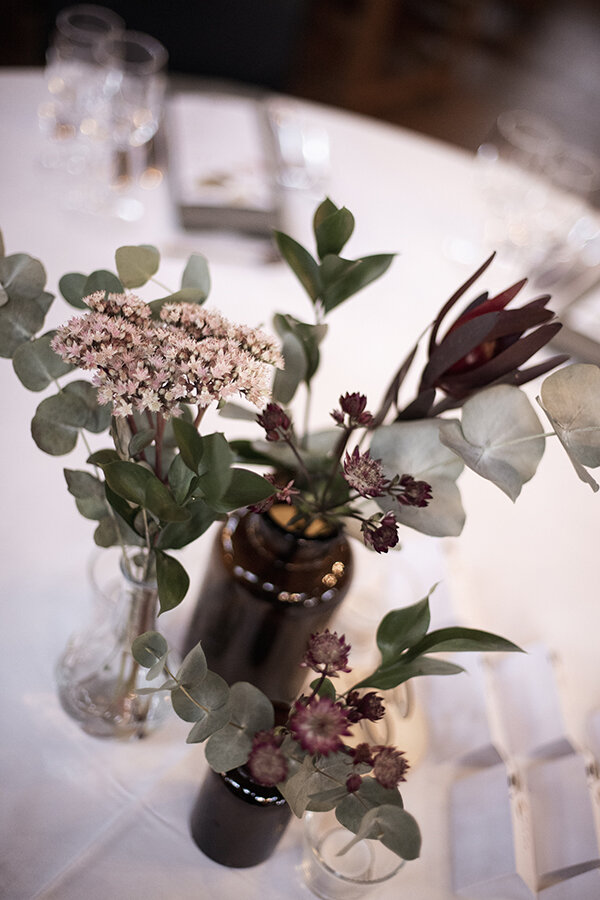  Vakker blomsterdekor i temafargene som passet perfekt i en blanding av våre blanke og sotede vaser 