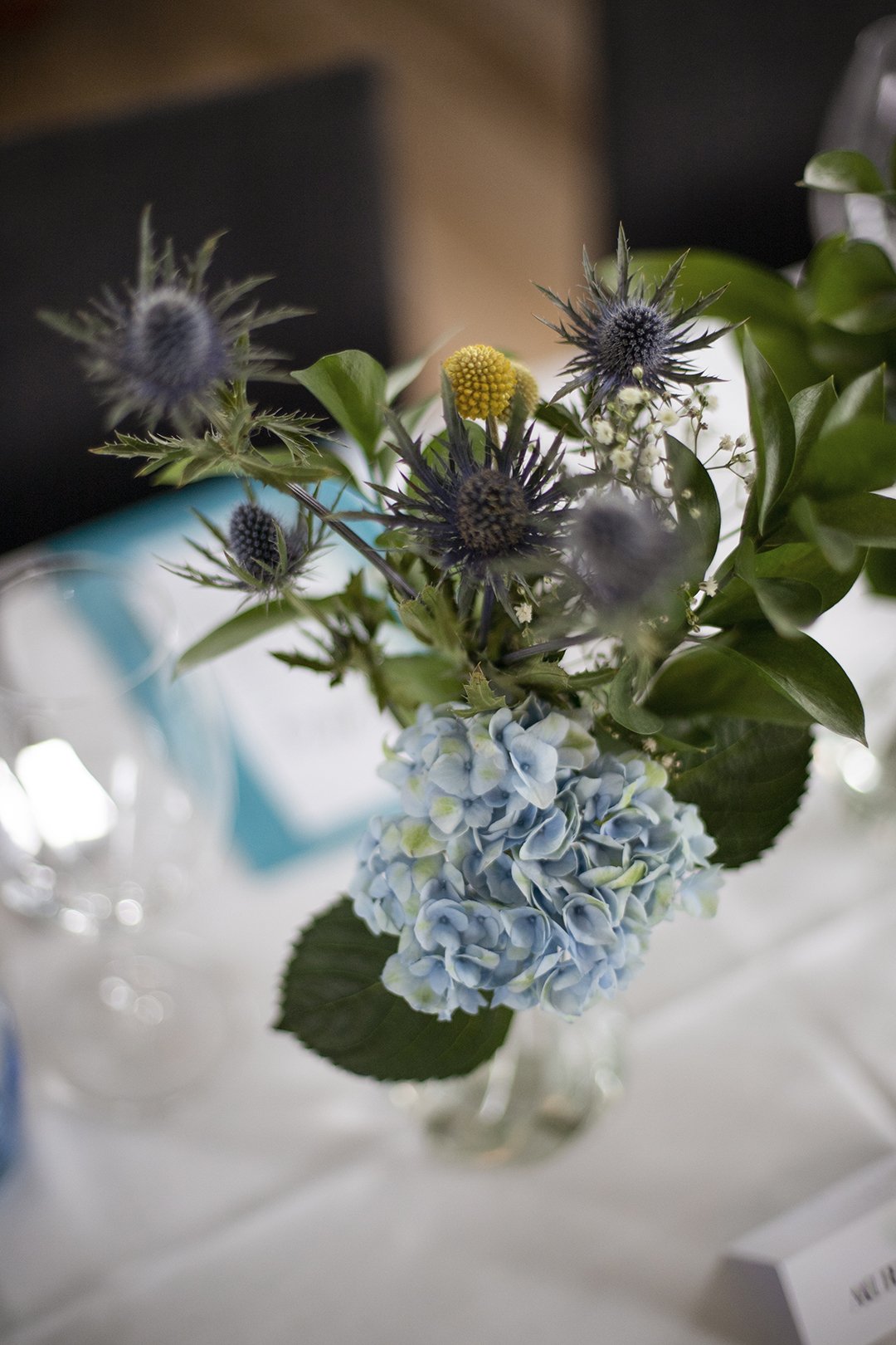  Småvaser med blomster i blåtoner 