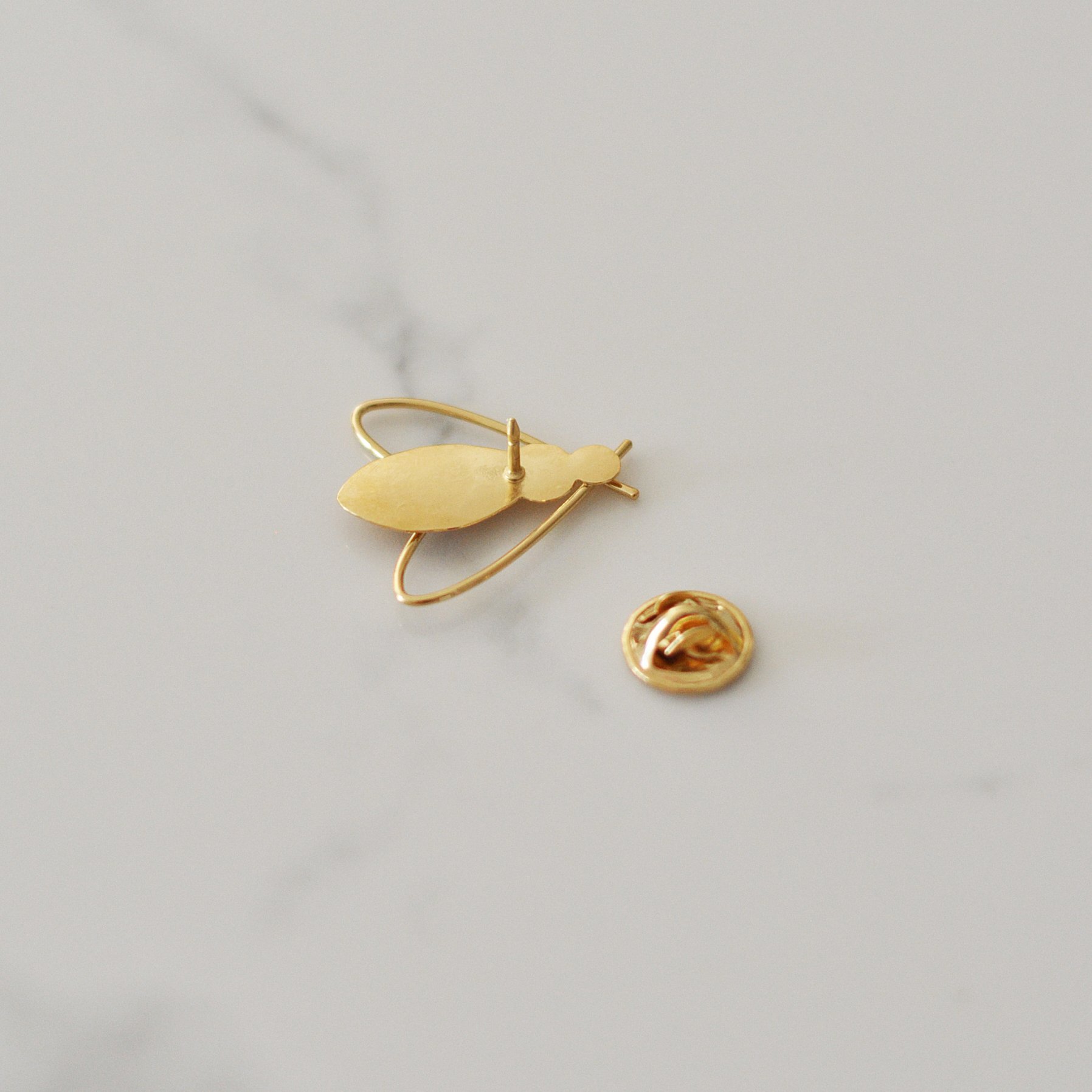Broche abeille dos carré.jpg