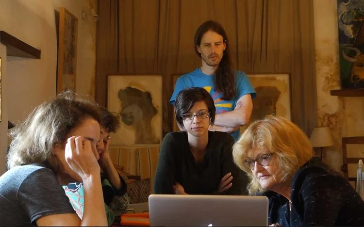 Mentor Elisabeth Biondi during a critique session with a small group of 4 students during The Photography Master Retreat 2016.