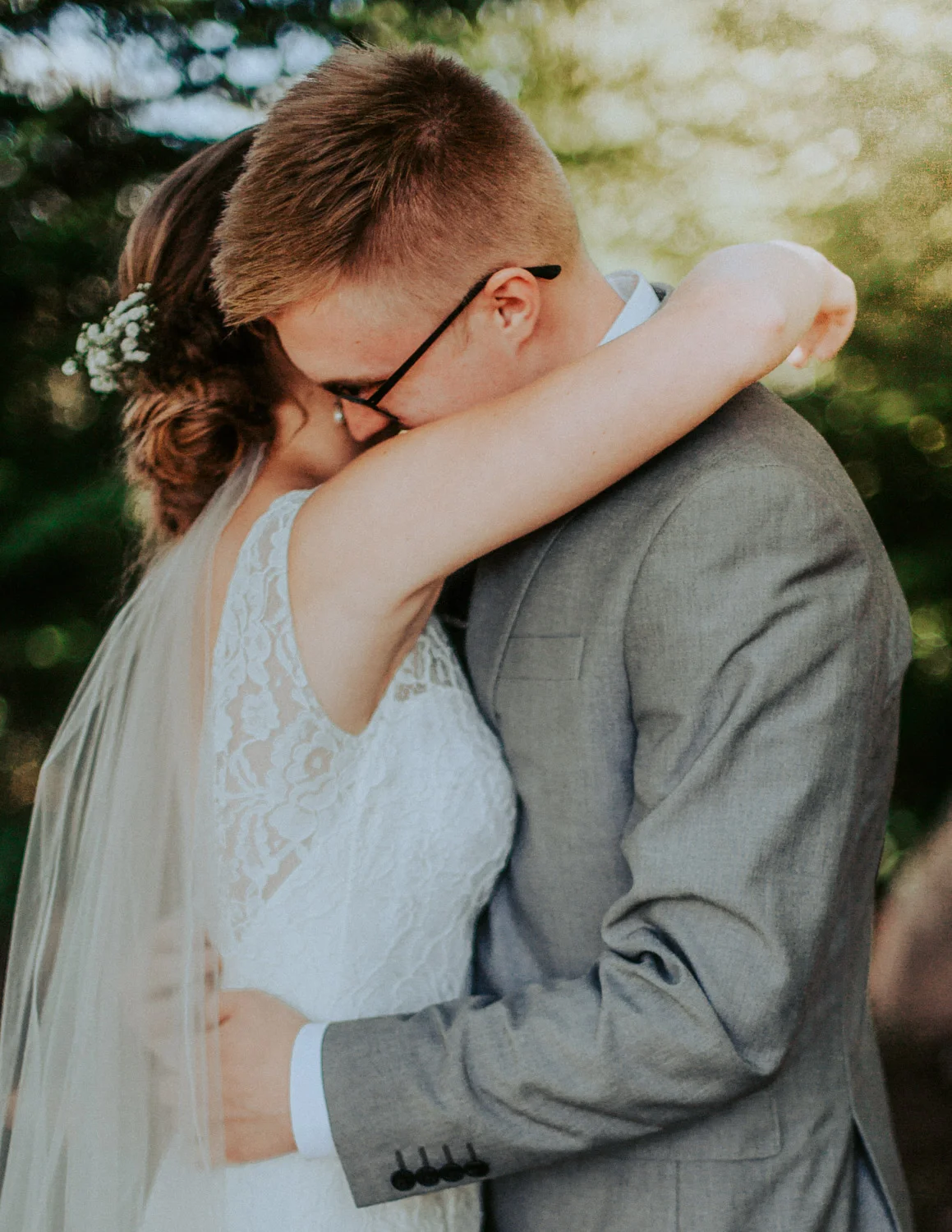 Bryden Giving Photographer-Wedding Photographer- Minneapolis-Minnesota-Saint Paul-Lifestyle-Twin Cities-Destination Wedding-Wisconsin-Brule River Barn-Wedding-Gustavus Adolphus College