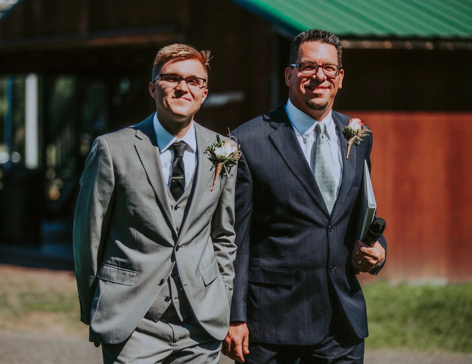 Bryden Giving Photographer-Wedding Photographer- Minneapolis-Minnesota-Saint Paul-Lifestyle-Twin Cities-Destination Wedding-Wisconsin-Brule River Barn-Wedding-Gustavus Adolphus College