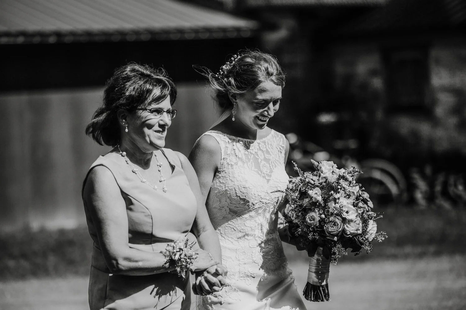 Bryden Giving Photographer-Wedding Photographer- Minneapolis-Minnesota-Saint Paul-Lifestyle-Twin Cities-Destination Wedding-Wisconsin-Brule River Barn-Wedding-Gustavus Adolphus College
