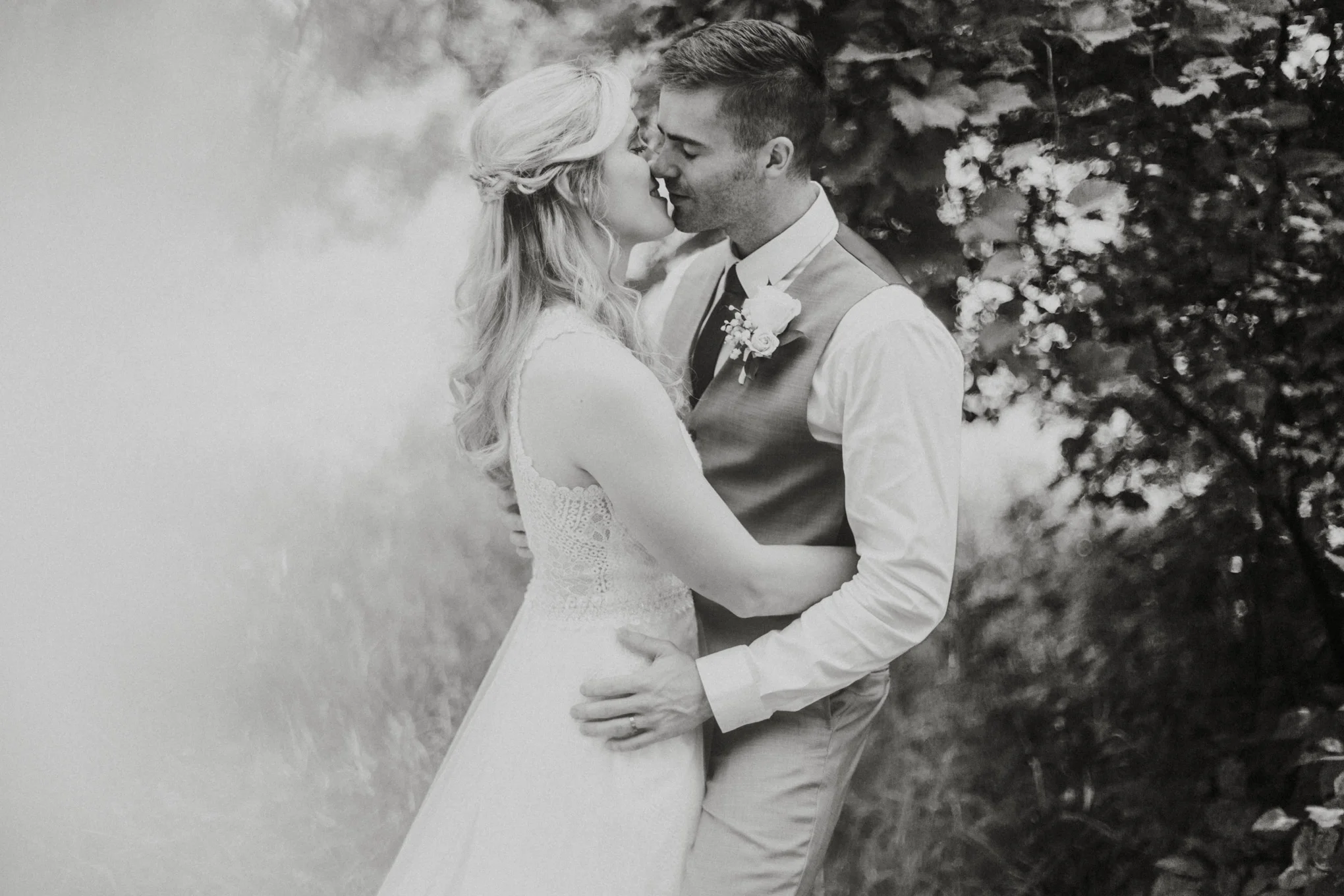 jessica and johnny, bryden giving photographer, minnesota wedding, destination wedding, summer, redeemed farm, twin cities