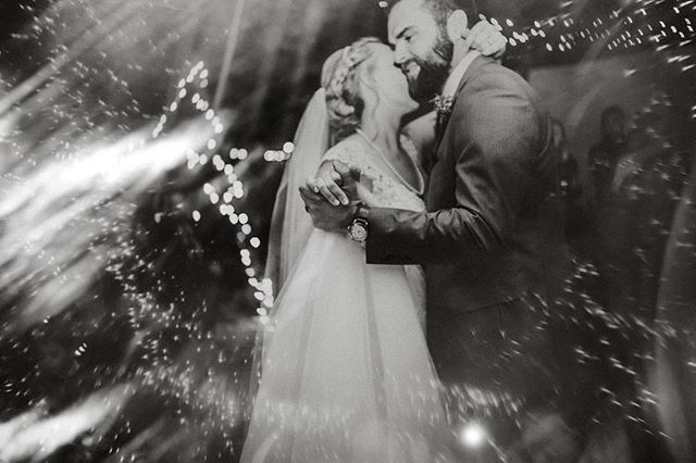 Two incredible humans, a glass flare, and a first dance? YES PLZ MOMMA! Have questions on editing, posing, etc? Please ask below, I would love to help! :)⁣⠀
...⁣⠀
...⁣⠀
...⁣⠀
...⁣⠀
#photobugcommunity #wanderingweddings #authenticlovemag #losangeleswe