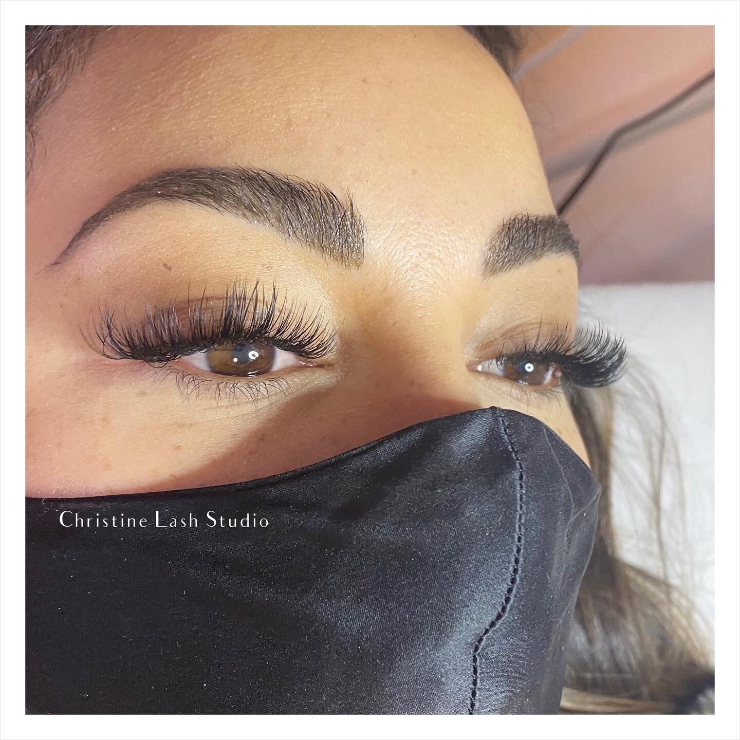 Luxury Volume Hybrid Lashes blending classic individuals with volume extensions!✨
Would you try these blended lashes? 

#luxury #lashextensions #lashes #lashesnyc #nyclashextensions 
#beautystudio #lashartist #lashboss #newyorklashes #volumelashes #h