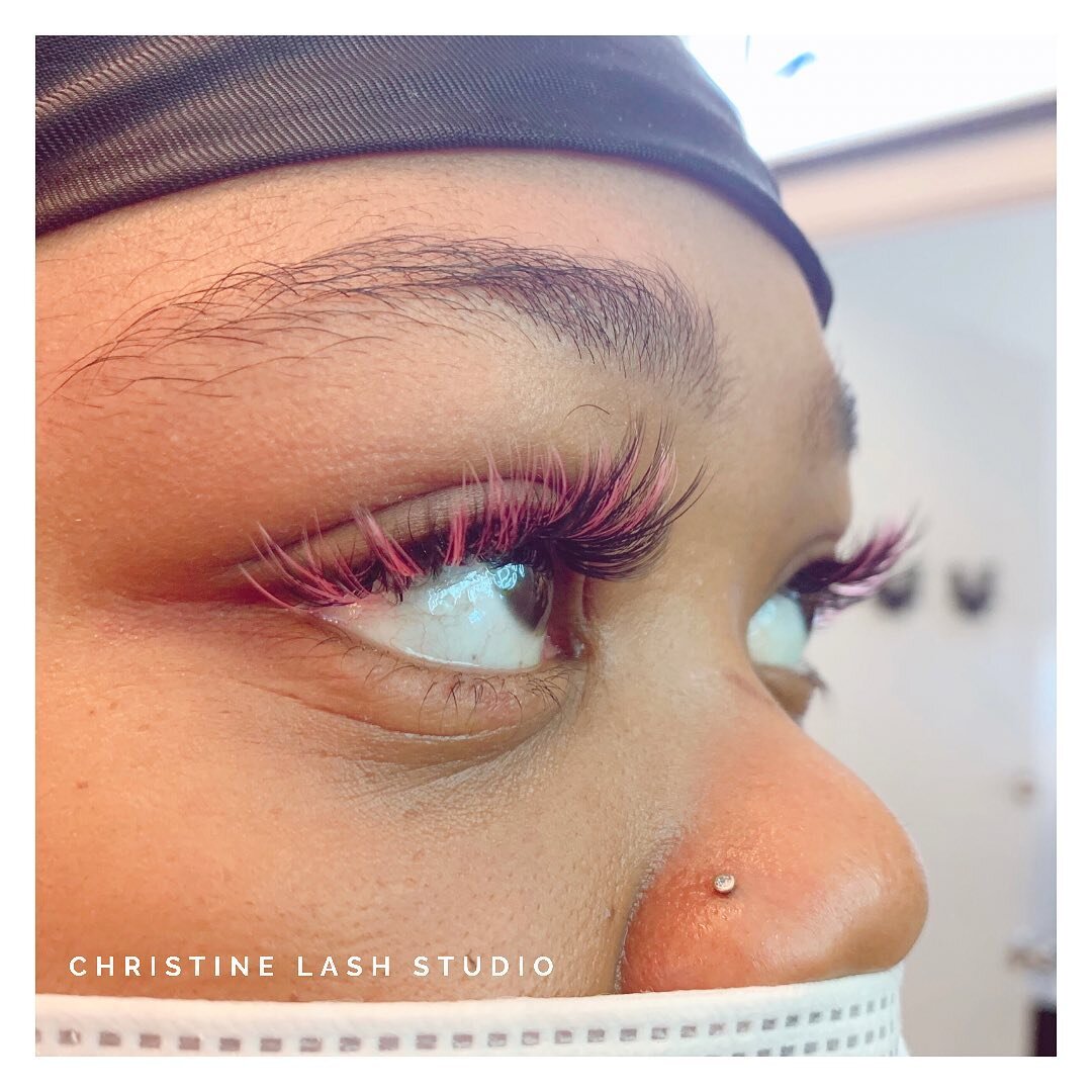 Anyone else love Pink, like Elle Woods loves Pink? Because these Pink lashes are drop dead gorgeous! Would you try color Lashes? All the colors of the 🌈 Available 😉

Color Lashes starting at $5! ✌🏻😍
Head over to our link in bio to book that appoi
