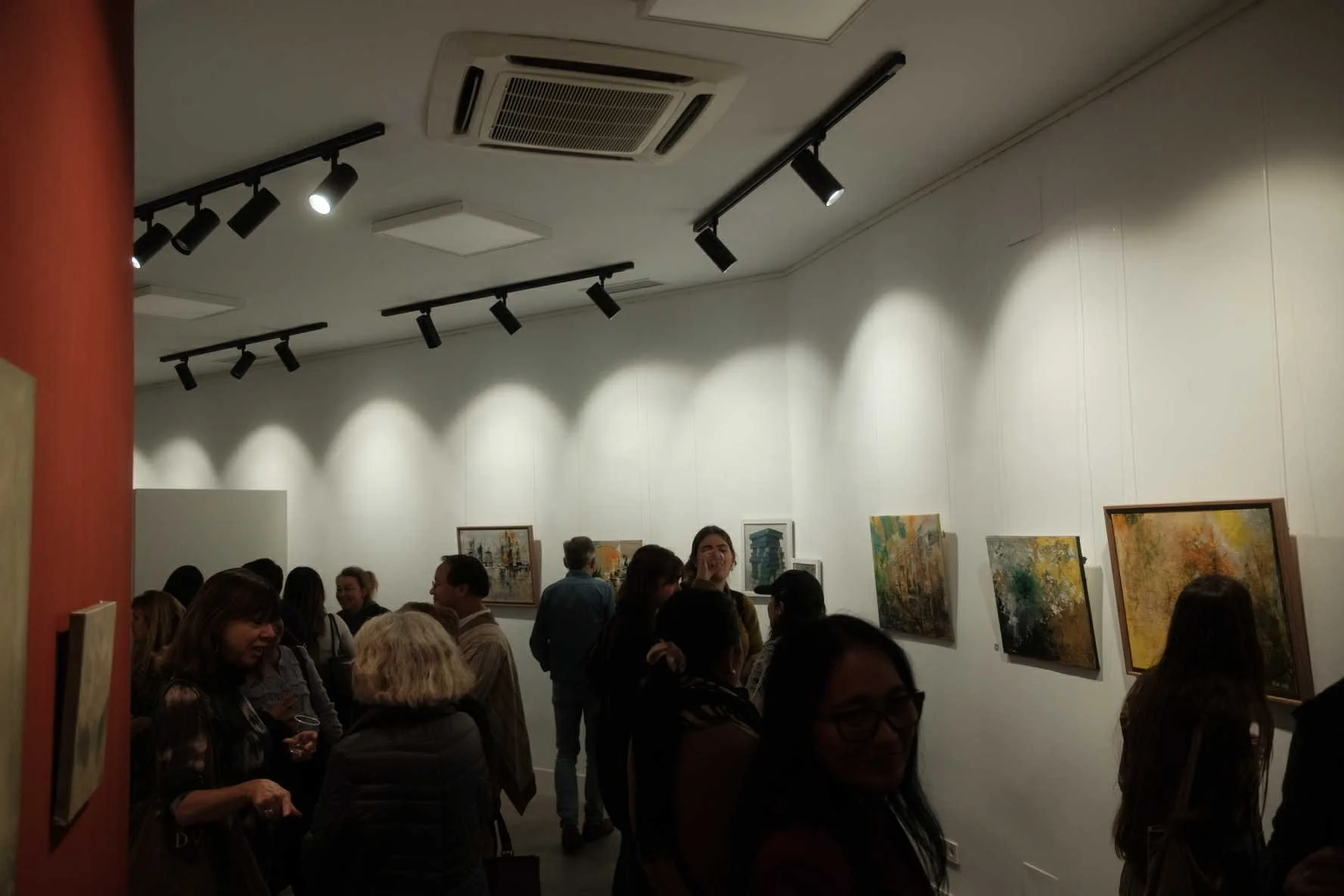   ES:     Revestimientos Sentimentales   por Crystal Tranquilino  como parte de la exposición colectiva ¿Puedes sentir lo que veo?  en Kate Contemporary Madrid  Los sentimientos se filtran en lo cotidiano. En Revestimientos Sentimentales, Crystal Tra