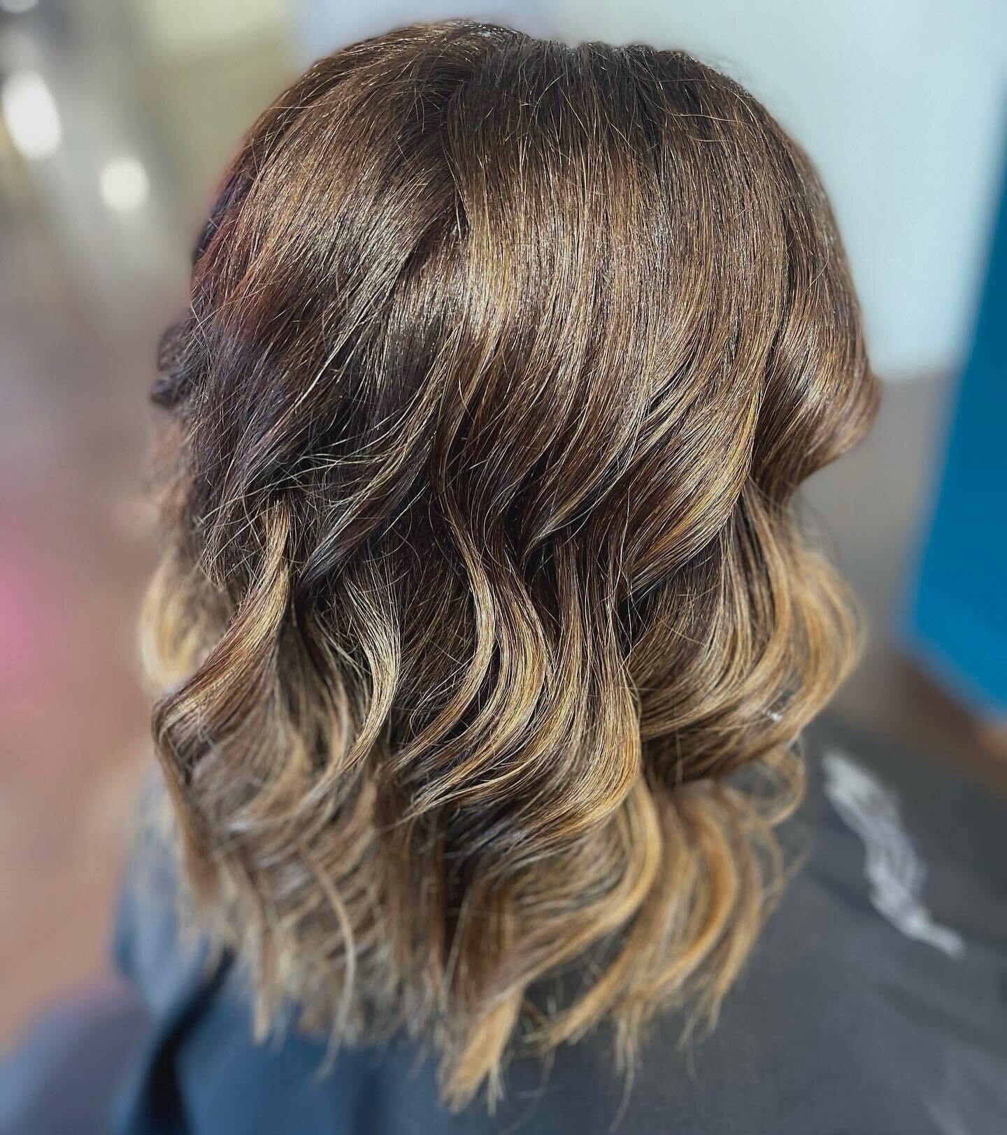 That shine tho!! 🤯 Come see us for your Spring time refresh&hellip; maybe we can will Mother Nature to let up if we all add more highlights!? Cut and color by @bree.did.my.hair at #moorehairdesign