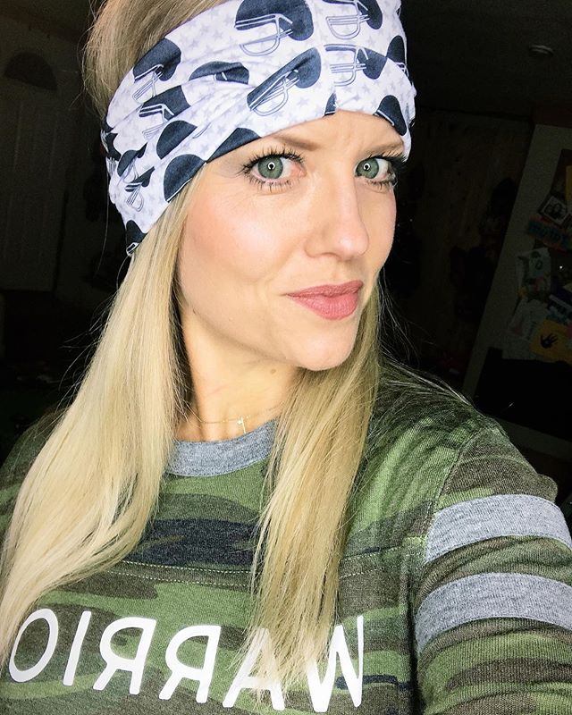 Few things in life I love: .
.
-
-My family -Helping others
-A good pair of boots 👢 -Headbands 🤩
-Quick 30 min workouts to make me feel better💪🏼
-Healthy foods that trick my mind that taste like chocolate instead of 🤮🙌🏼😂 #basicB
.
.
What&rsqu