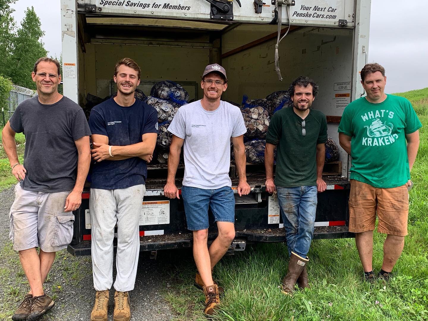 In this weeks Aquaculture Takeover, some of our crew took a trip to pick up some more recycled shell for our spat-on-shell oysters! Check out our stories to learn more! 🦪

A big thank you to our friends at @billionoyster and @ci_oysterreef for suppl