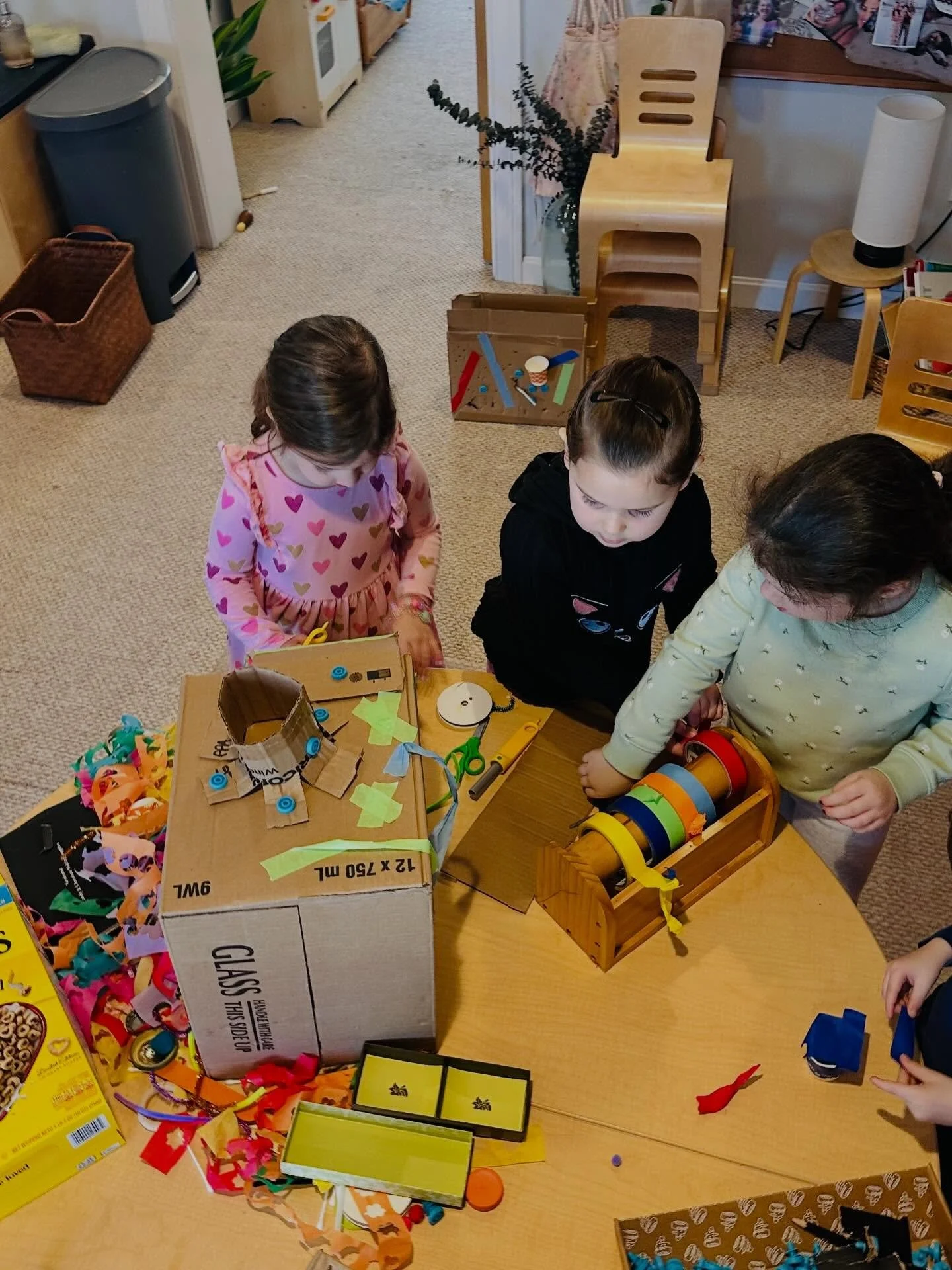 &ldquo;a box is more than just a box&rdquo; - Not a Box City by Antoinette Portis 📦🧱🏠🏰🏢

#newburyportpreschool #preschool #transitionalpreschool #prekindergarten #newburypreschool newburyport newburyportma multiageclassroom amesbury amesburyma b