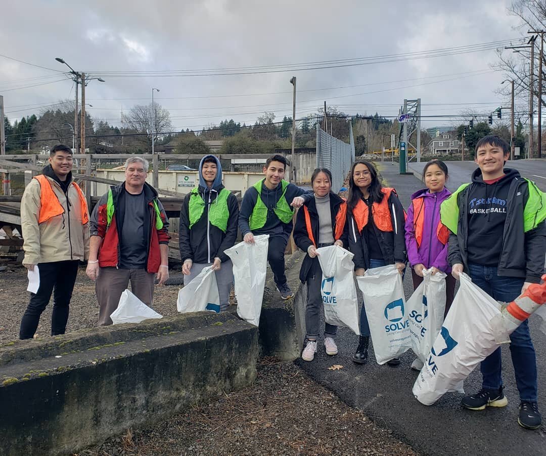 Thank you so much to the 50+ volunteers who joined us at our SOLVE Winter Cleanup this past Saturday! Fueled by ☕ generously donated by @starbucksohsu and doughnuts, they were able to collect approximately 690 pounds of trash. Way to go make the Sout