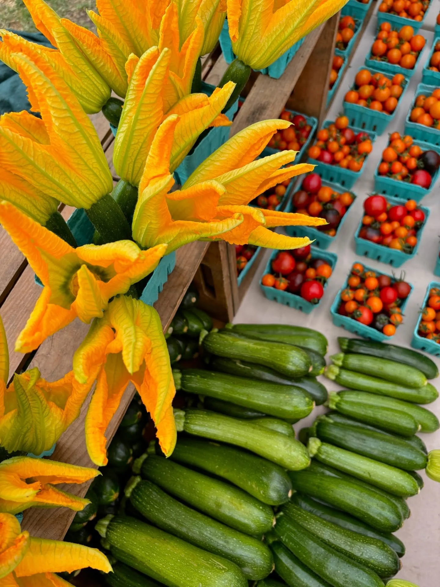The market is open and the vendors are looking vibrant! Stop by until 5pm today ☀️🍑
🌼 squash blossoms at @barnfrogfarms 
🍓 probiotic sodas from our every-other-week friends @drinkgoodwolf 
🌈 rainbow of produce at @pablomunozfarms 
🍤 salad rolls 