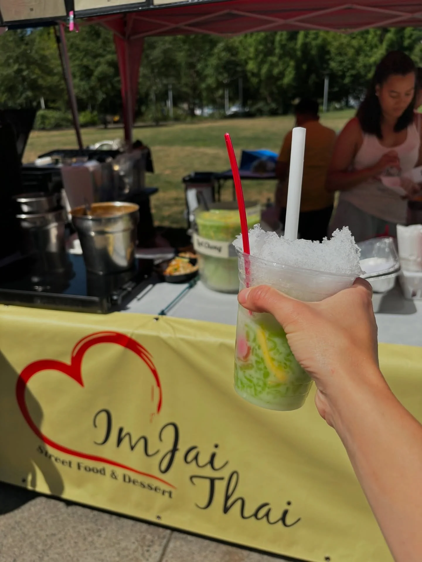 The market is open! There&rsquo;s new items and fleeting favorites all over the market! Today you can find 
🌽corn @barnfrogfarms 
🌱figs at Fuji Farms
🧋Lod Chong Singapore (sweet mochi noodles) @imjaithaistreetfood 
🌈cute mini granola bags @simple