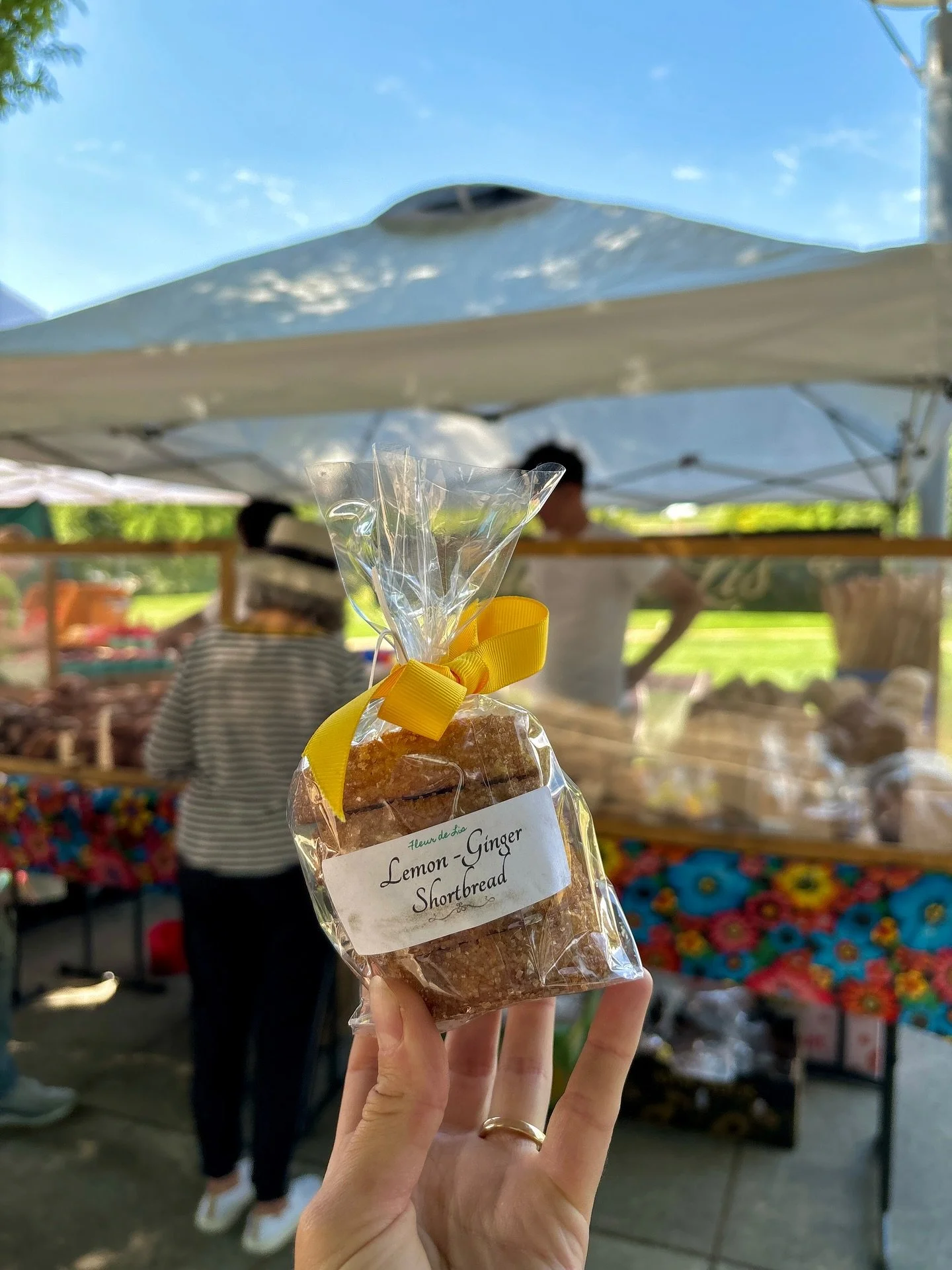 🍋🌼🐥💛 It&rsquo;s a bright and lemony day at the market! We&rsquo;re biting in to some sweet and refreshing snacks today! Stop by until 5pm.
🍋 lemon-ginger shortbread cookies @fleurdelisbakeryandcafe 
🍋 lemon cucumbers from @barnfrogfarms 
🍋 lem