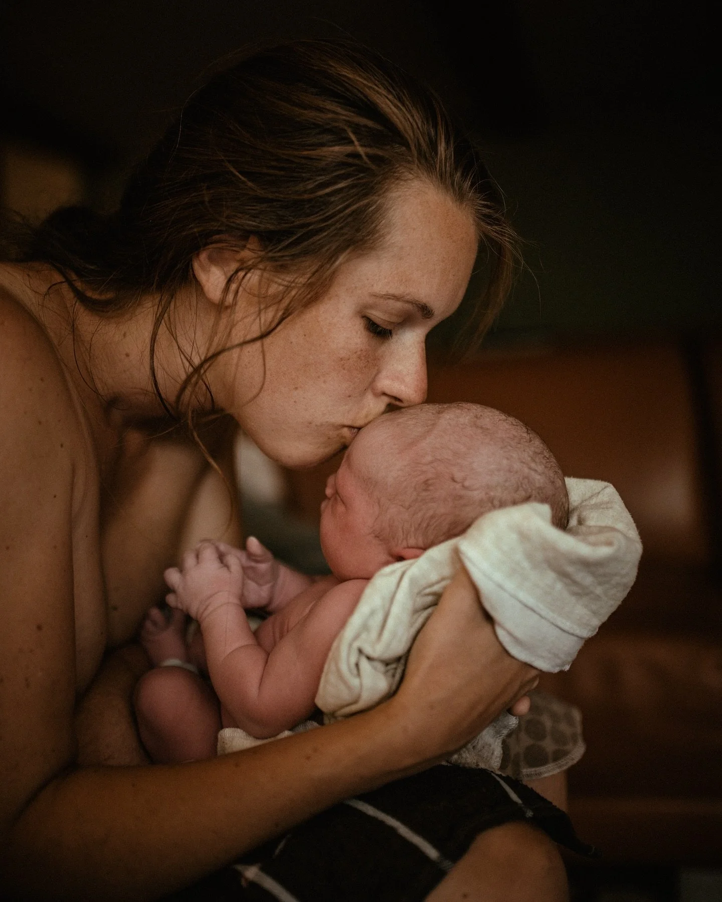 A photo from the same birth two days in a row? Do ya blame me? 
So cozy, so fresh 🥹 this birth felt genuinely cinematic.