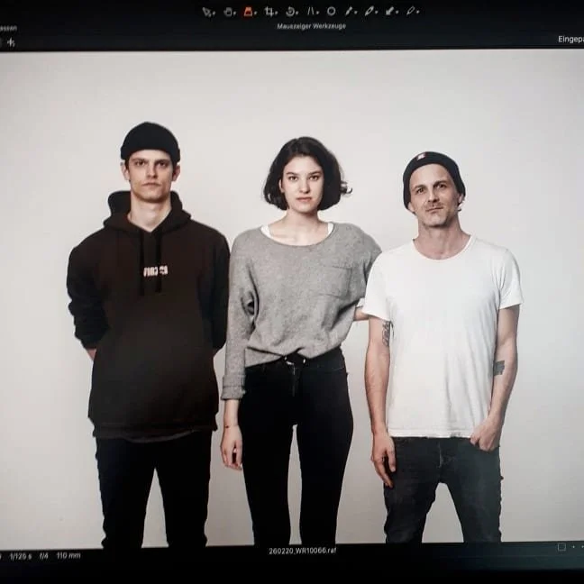 Team GGK keepin it real at Shooting. #loweggk #ggkmullenlowe #mullenlowegroup #designer #artdirector #team #igersvienna #shooting @rosa.z.lidia @hbrflrn